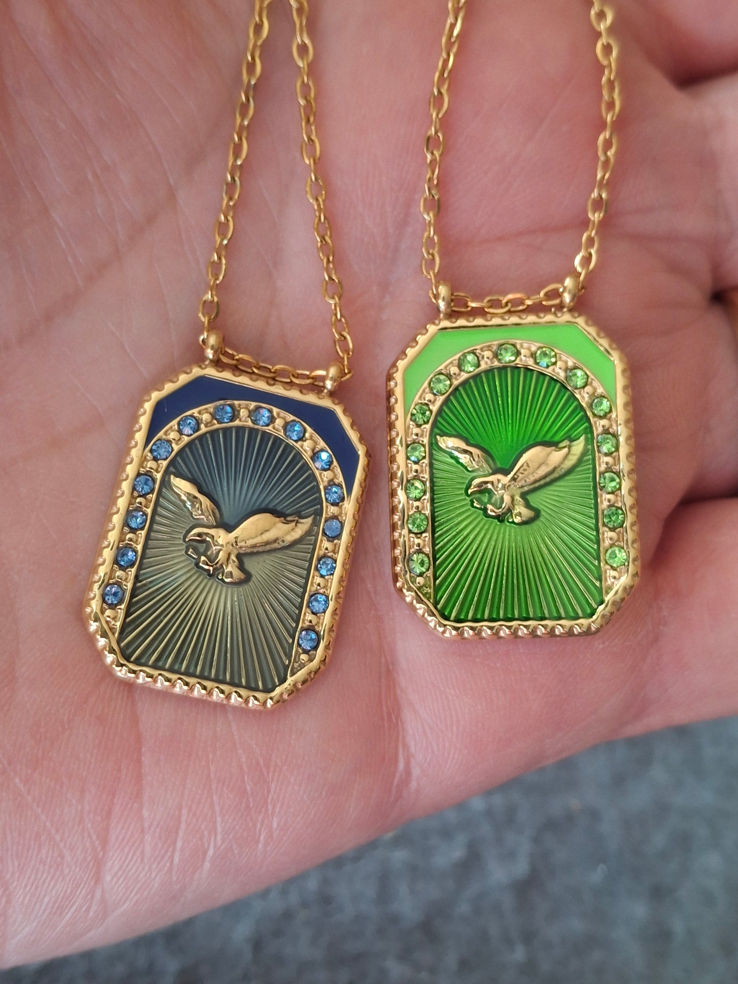 Collier chaîne dorée acier inoxydable stainless steel 316 ,pendentif carte motif aigle stainless steel 316 poli