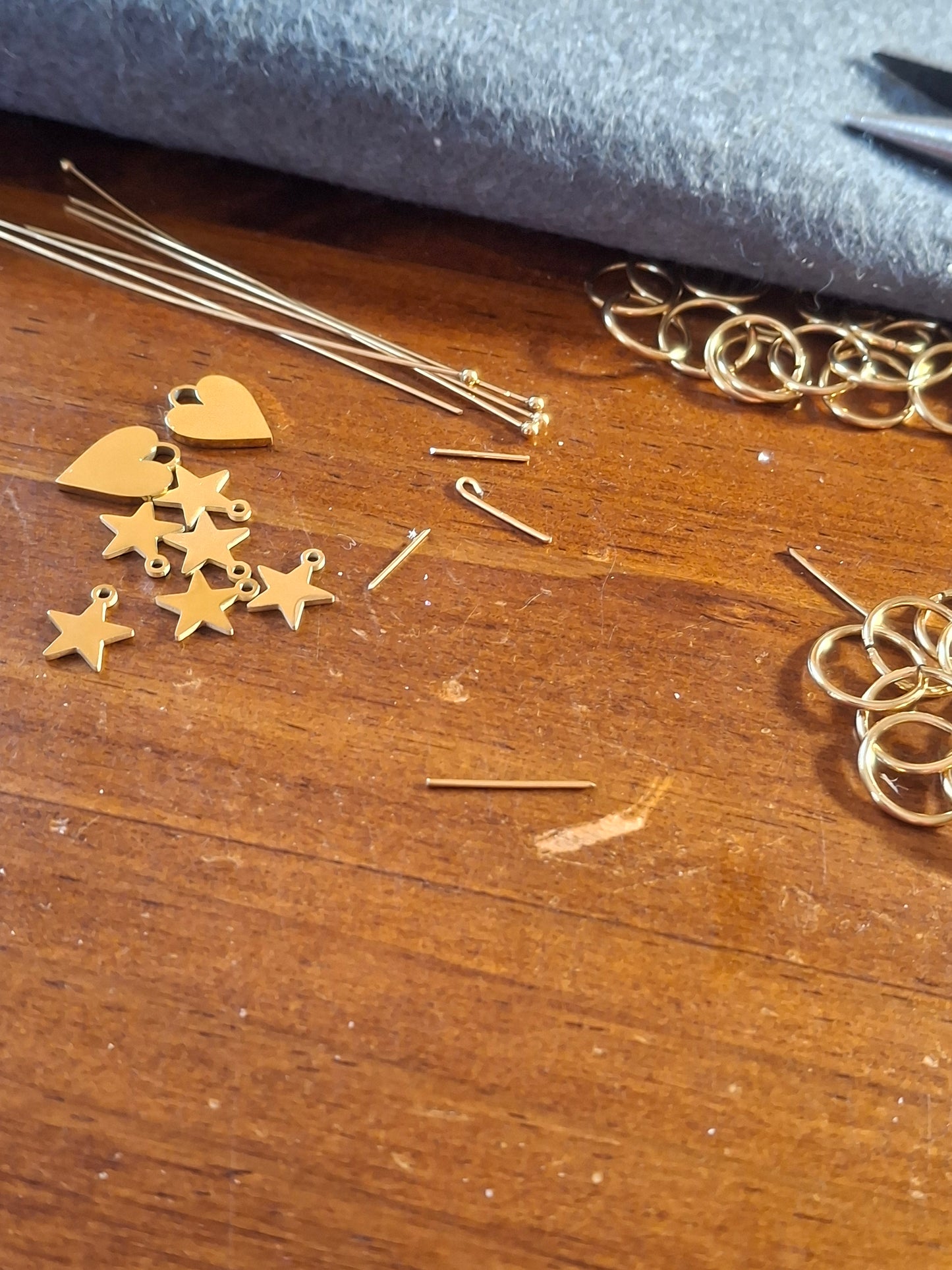 Jonc email cloisonné et breloques