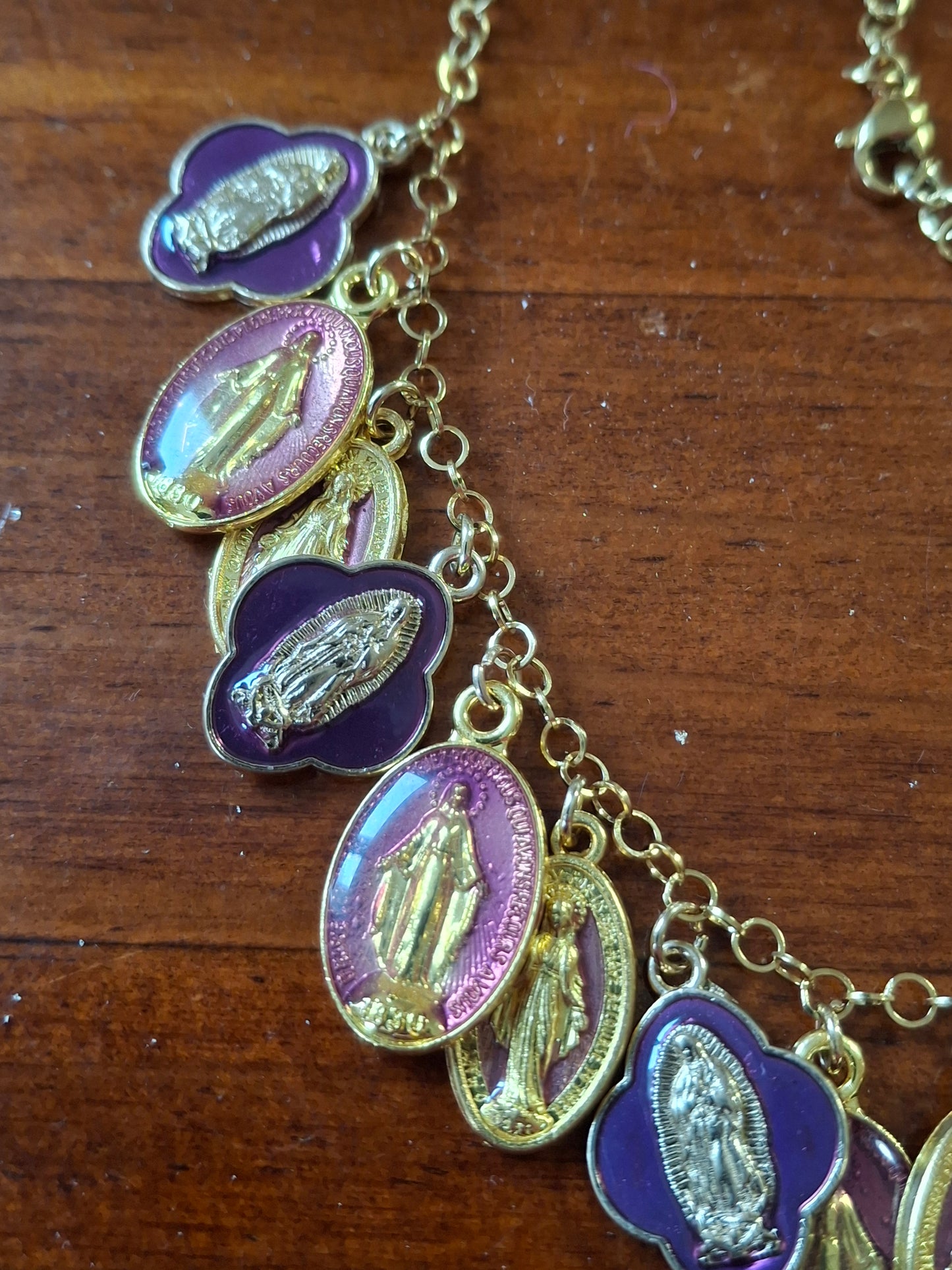 Collier chaîne rolo acier inoxydable stainless steel plaqué or et breloques madone handmade