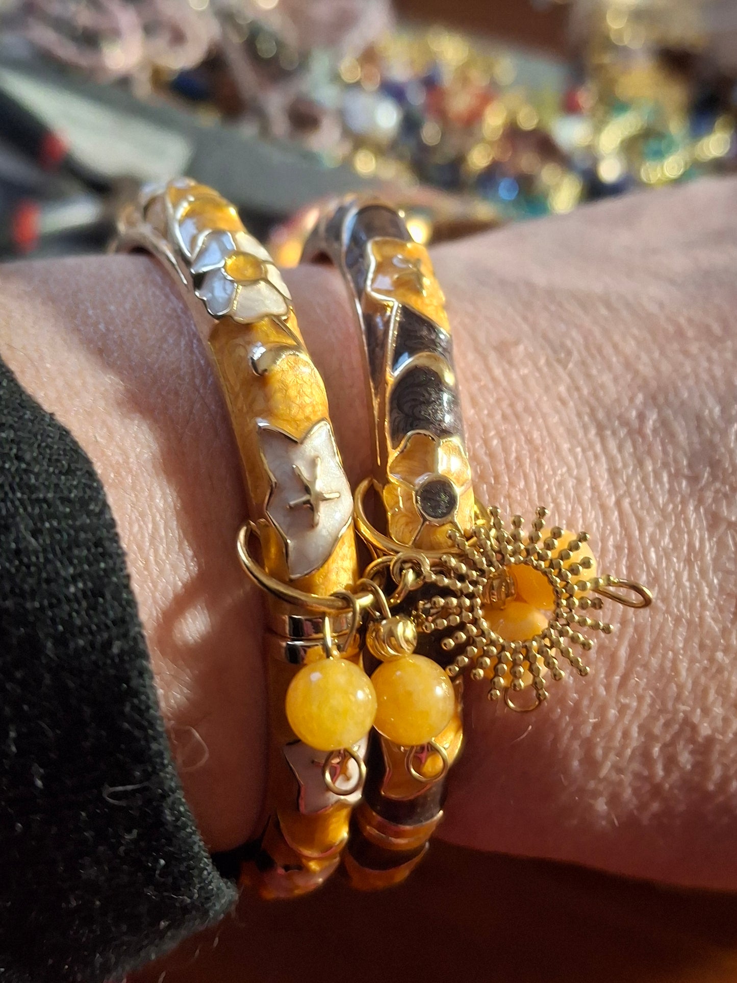 Bracelet jonc rigide email cloisonné et breloques