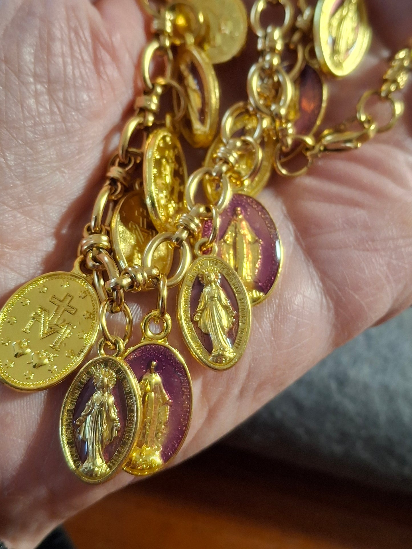 Verstellbare Panzerkette aus Edelstahl 316 mit vergoldeten Madonna-Anhängern aus Kupfer und Messing, handgefertigt