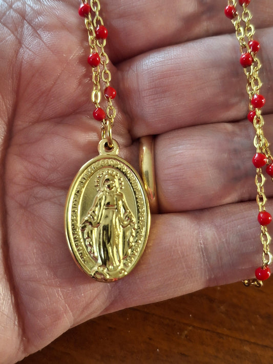 Halskette aus vergoldetem Edelstahl mit Emailleperlen, sehr hübscher Anhänger mit Madonnenmotiv aus poliertem Edelstahl 316.