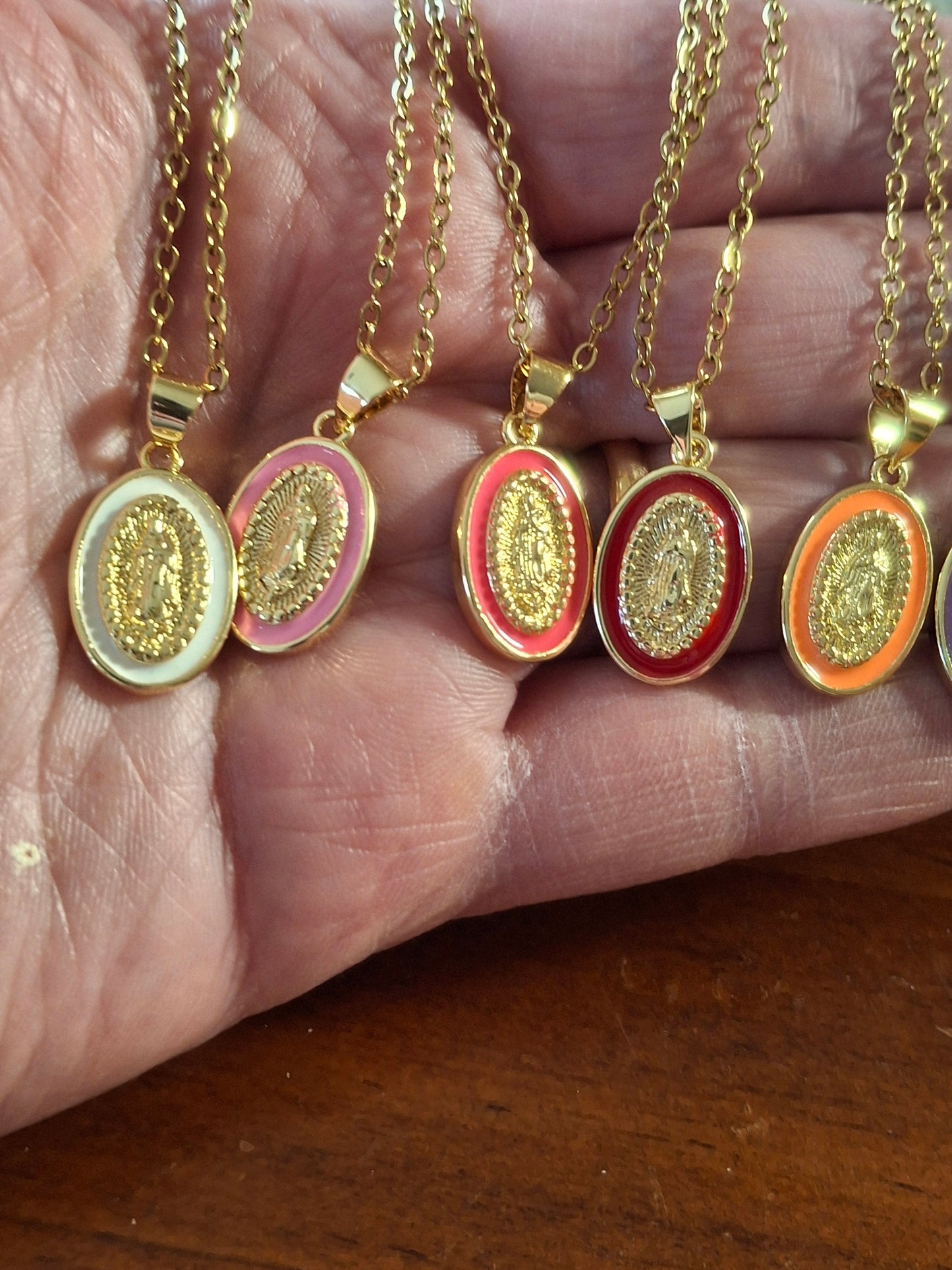 Gold-plated stainless steel chain necklace with Madonna and Miraculous Virgin pendant in brass and colored enamel, plated in 18K gold.