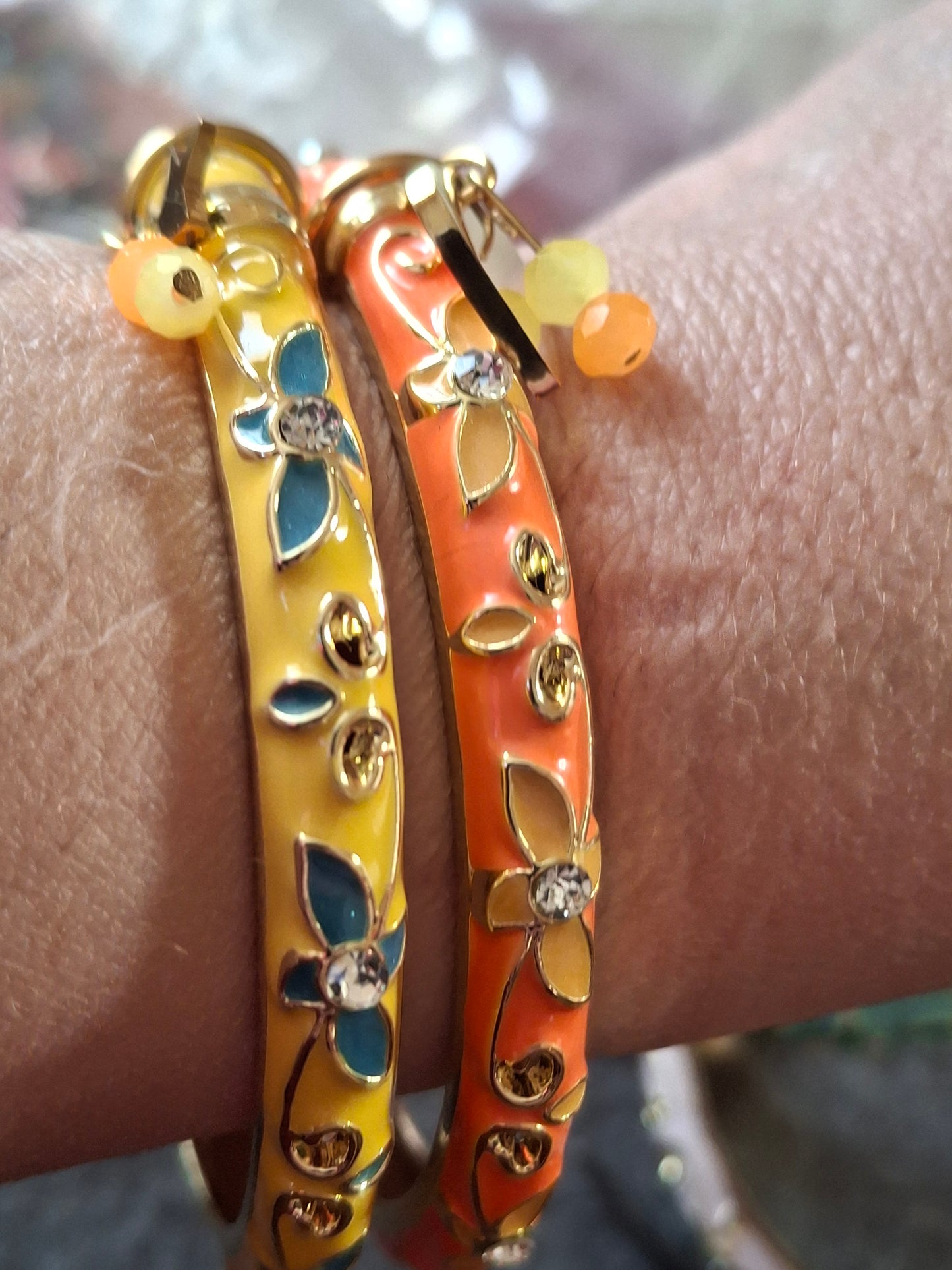 Joli jonc rigide à  ressort en email cloisonné serti zirconium plaqué or 18K