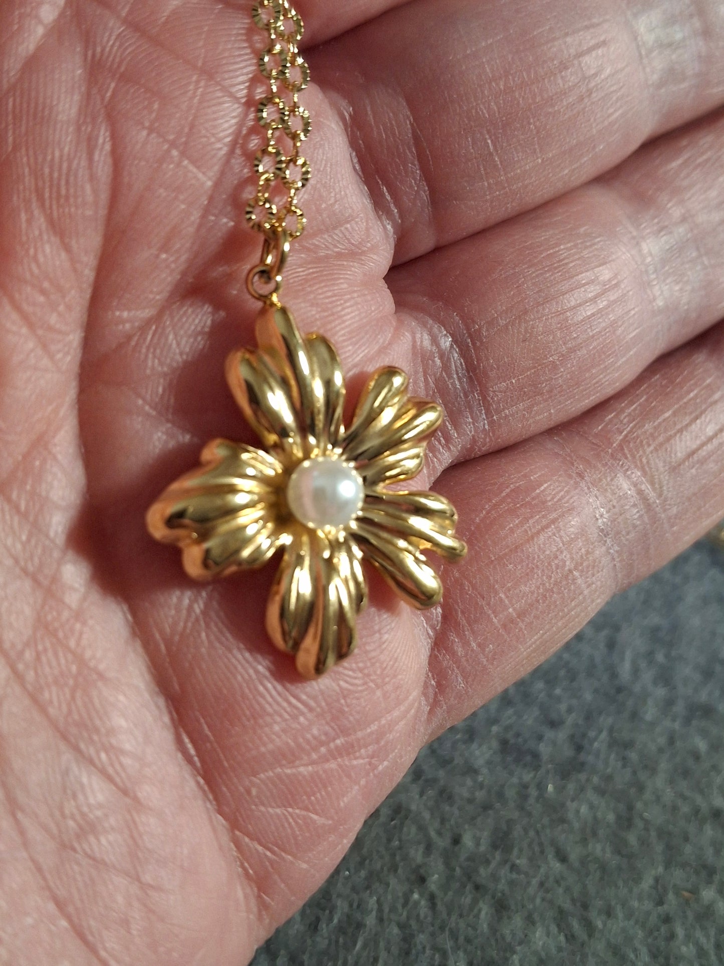 Collier chaîne dorée acier inoxydable stainless steel 316 pendentif fleur acier inoxydable stainless steel 316 et perle d imitation