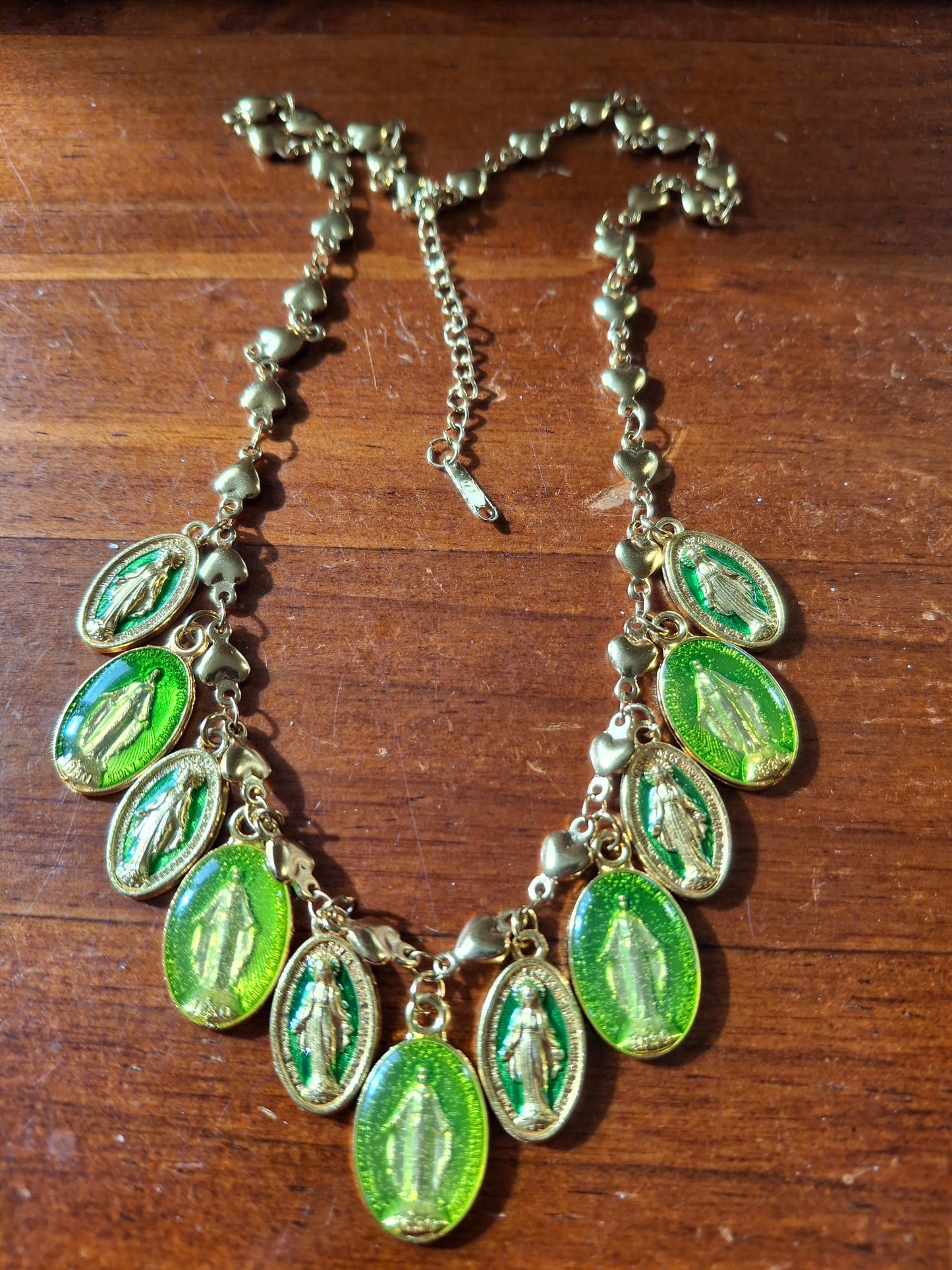 Collier chaîne dorée acier inoxydable stainless steel motif fleur breloques madone handmade réglable