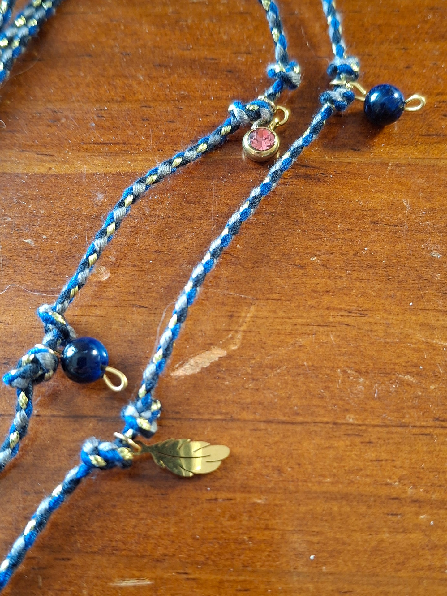 Handgefertigtes, hochwertiges, verstellbares Halsband aus geflochtenem Kordel.