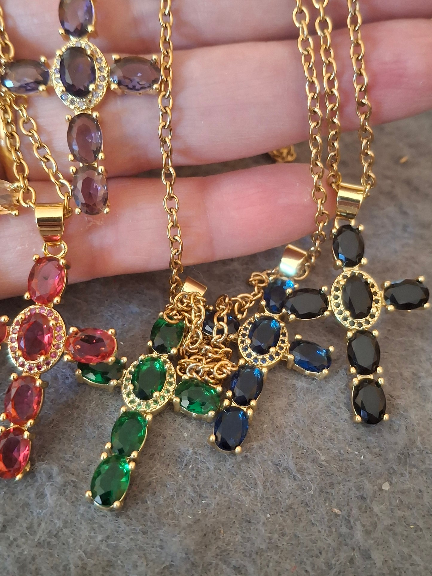 Goldene Halskette aus 316er Edelstahl und 18K vergoldetem Kreuz mit Kristall- und AAA-Zirkonia-Besatz