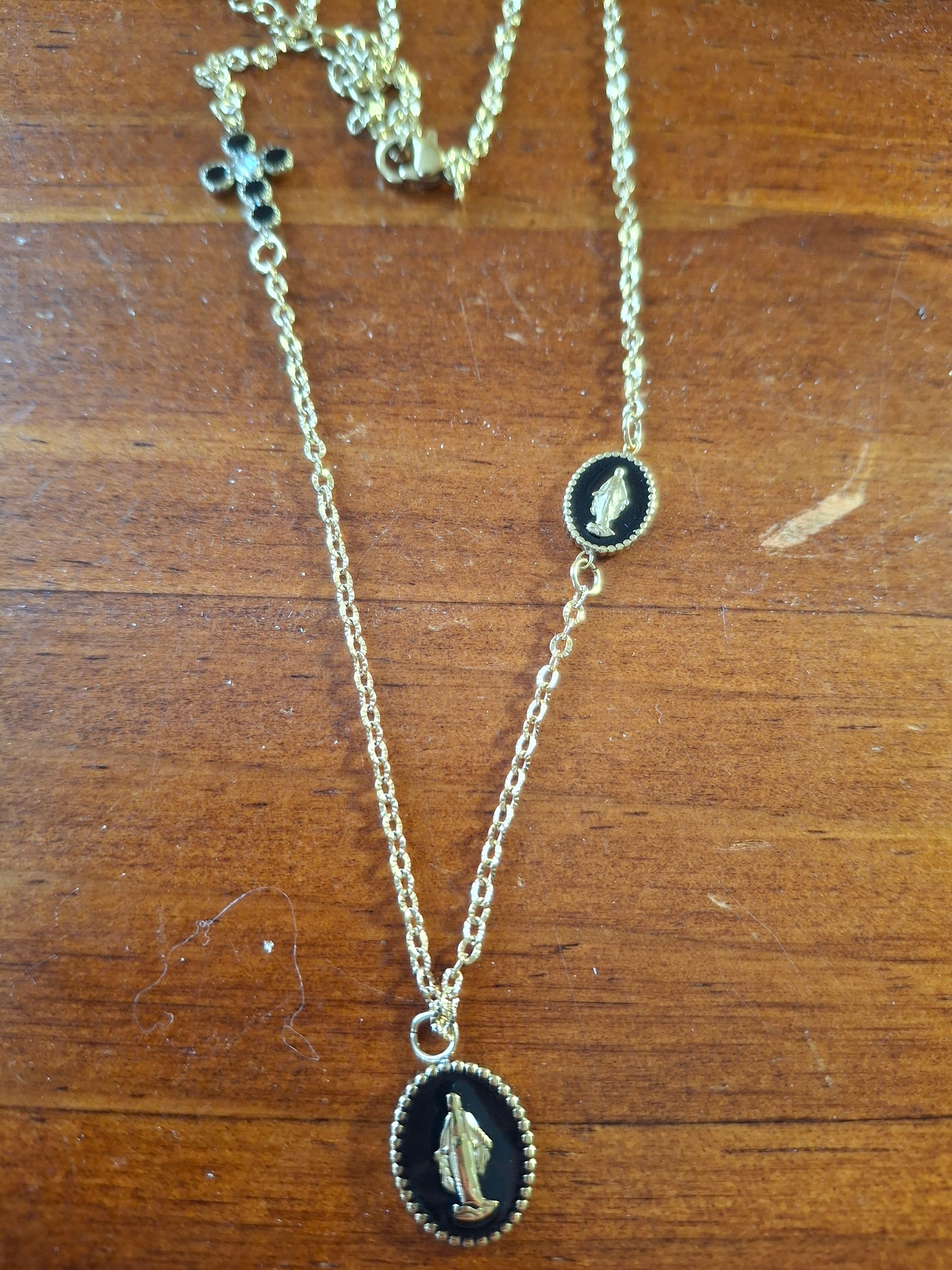 Collier chaîne dorée acier inoxydable striée stainless steel 316 madone et croix stainless steel 316 plaqué or et email noir handmade