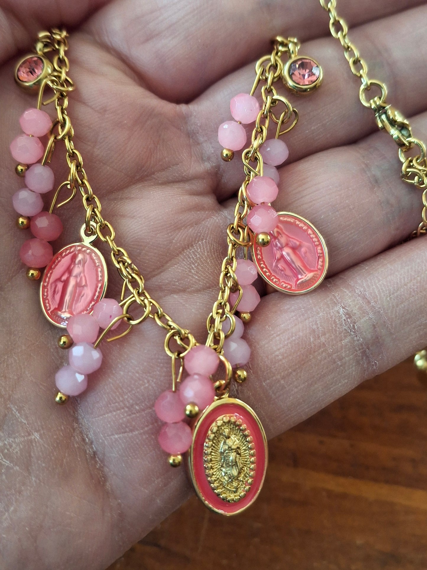 Halskette aus vergoldetem Edelstahl (316) mit Madonna-Anhängern und handgefertigten Perlen