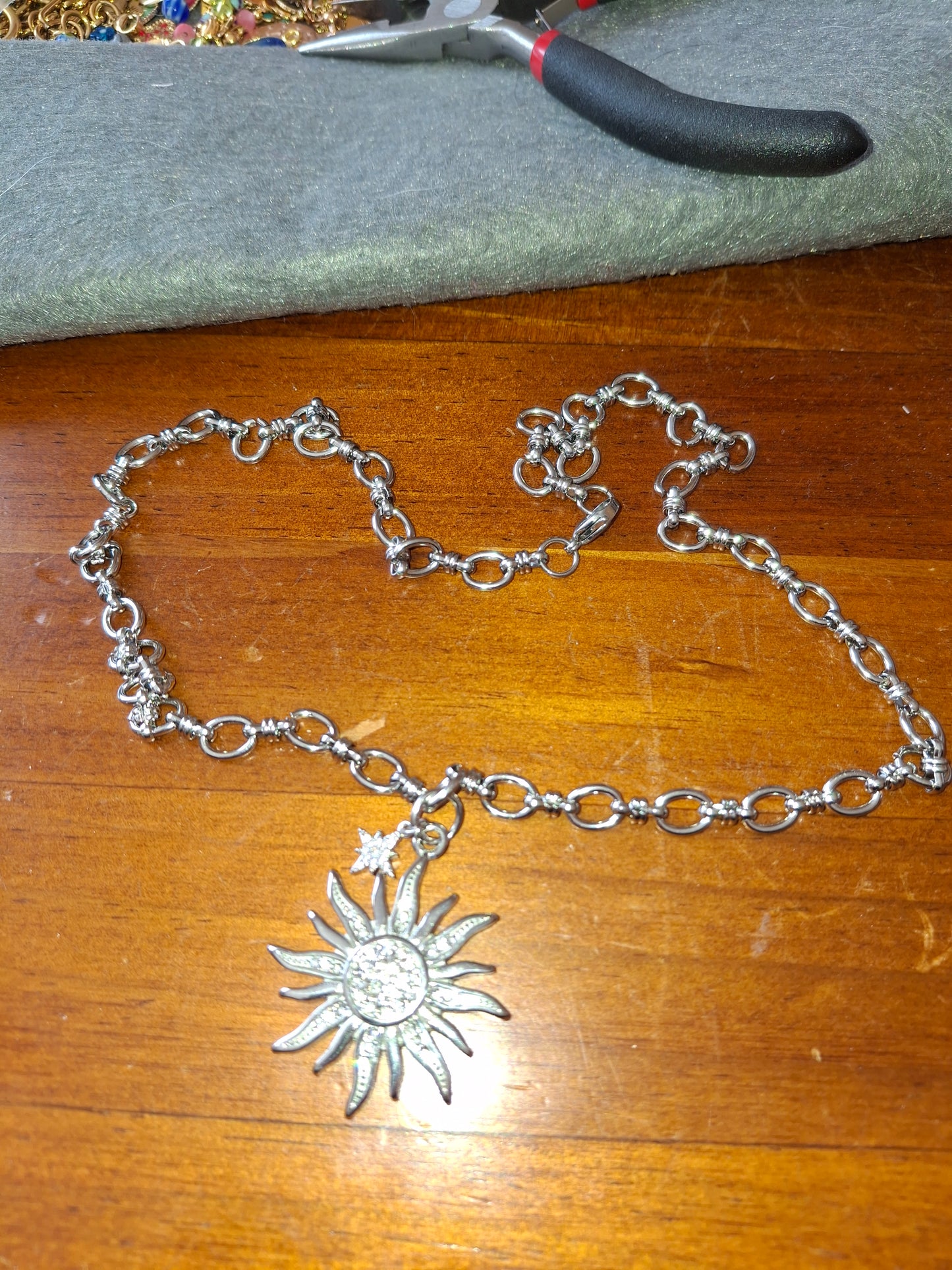 Sehr schöne Halskette, silberne Gliederkette, Edelstahl 316, großer polierter Sonnenanhänger aus Edelstahl 316