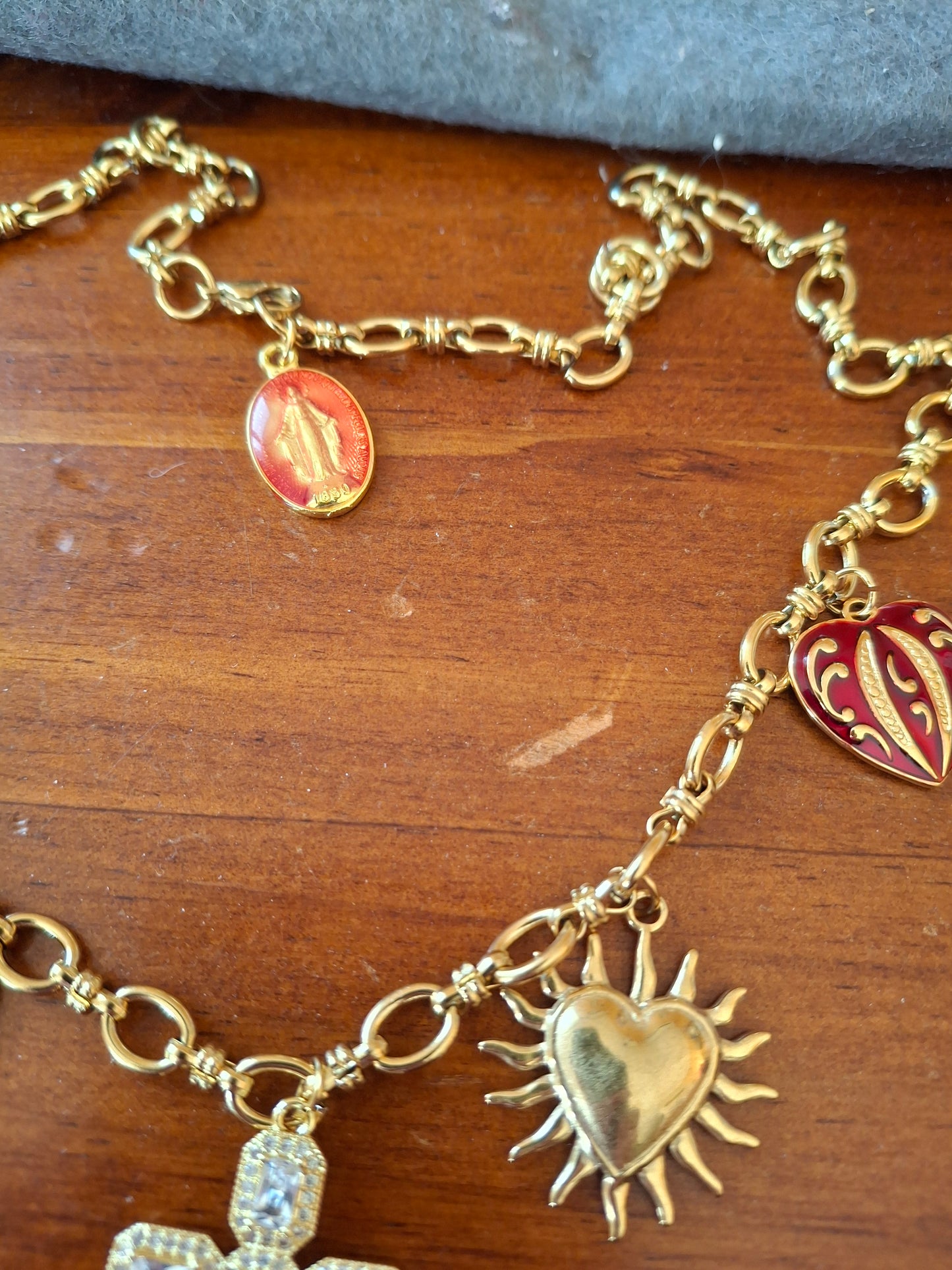 Sautoir chaîne maille gourmette acier inoxydable stainless steel breloques et croix plaqué or 18K handmade réglable