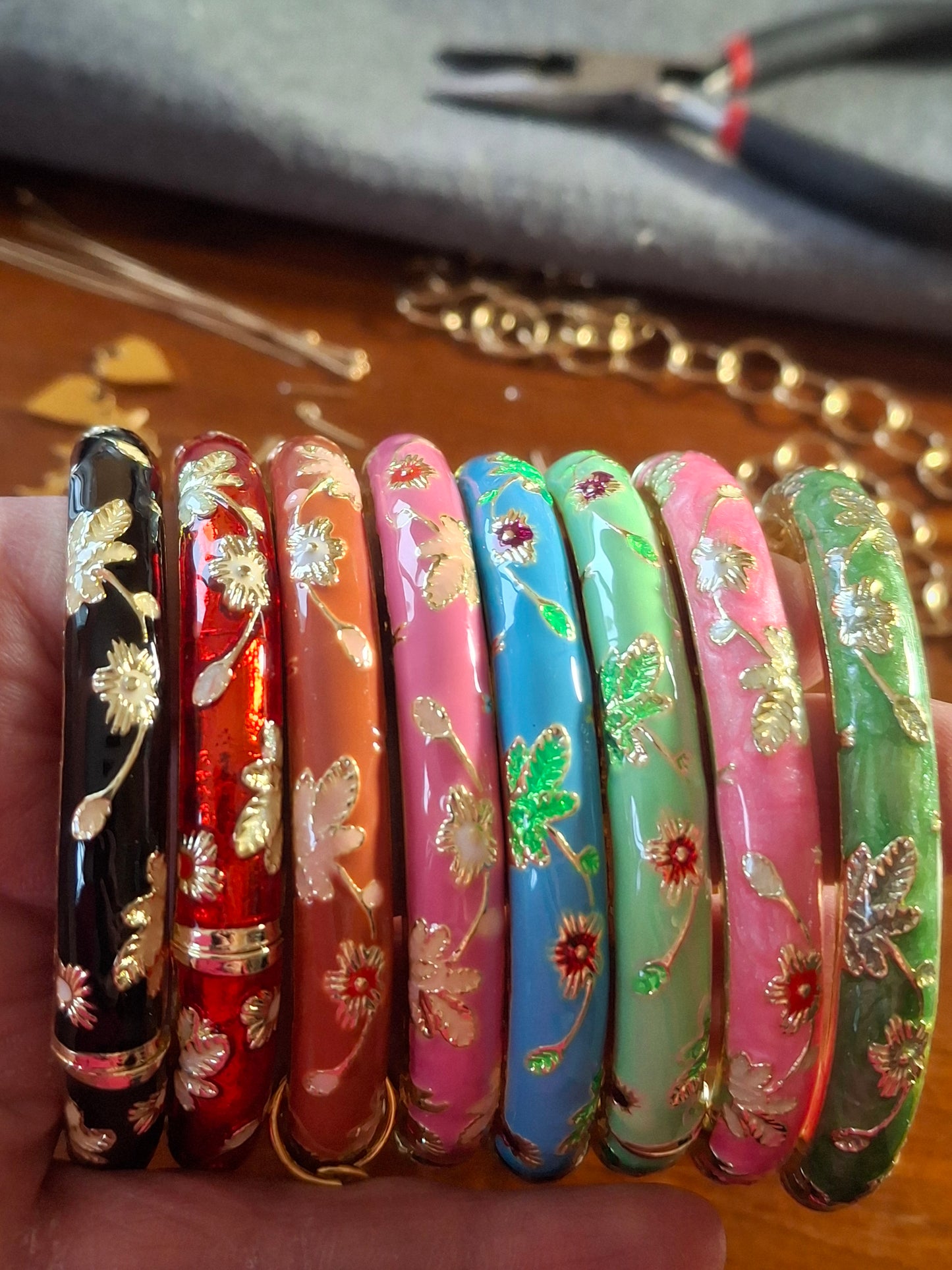 Jonc email cloisonné et breloques