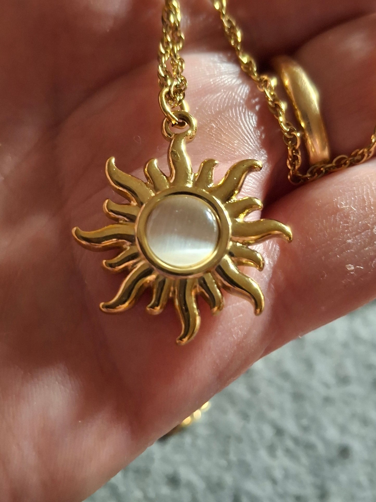 Kette mit gedrehter Kette aus Edelstahl 316, Sonnen- oder ovaler Anhänger aus Edelstahl 316 und Mondstein