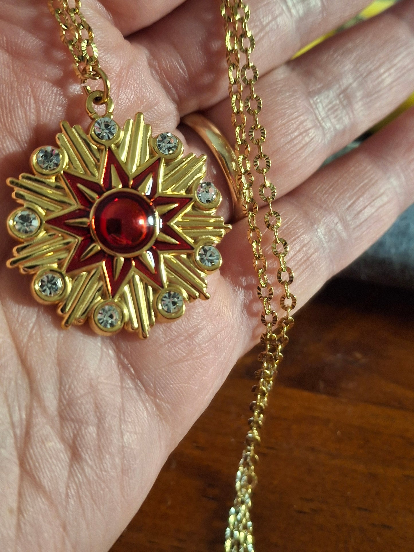 Collier chaîne dorée acier inoxydable stainless steel 316 et pendentif stainless steel 316 poli motif étoile email rouge serti zirconium