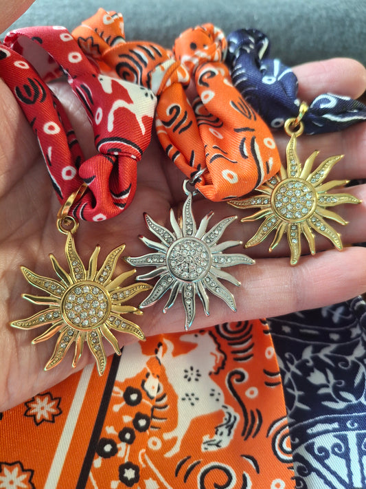 Collier foulard bandana à nouer pendentif soleil stainless steel poli 316 serti zirconium handmade