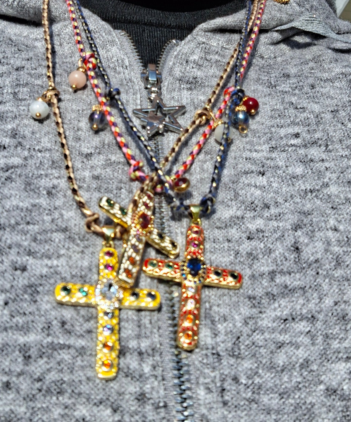 Handgefertigtes, verstellbares, geflochtenes Halsband mit Anhänger in Form eines Kreuzes im Boho-Stil, 18 Karat vergoldet, besetzt mit AAA-Zirkonia und österreichischen Kristallen.