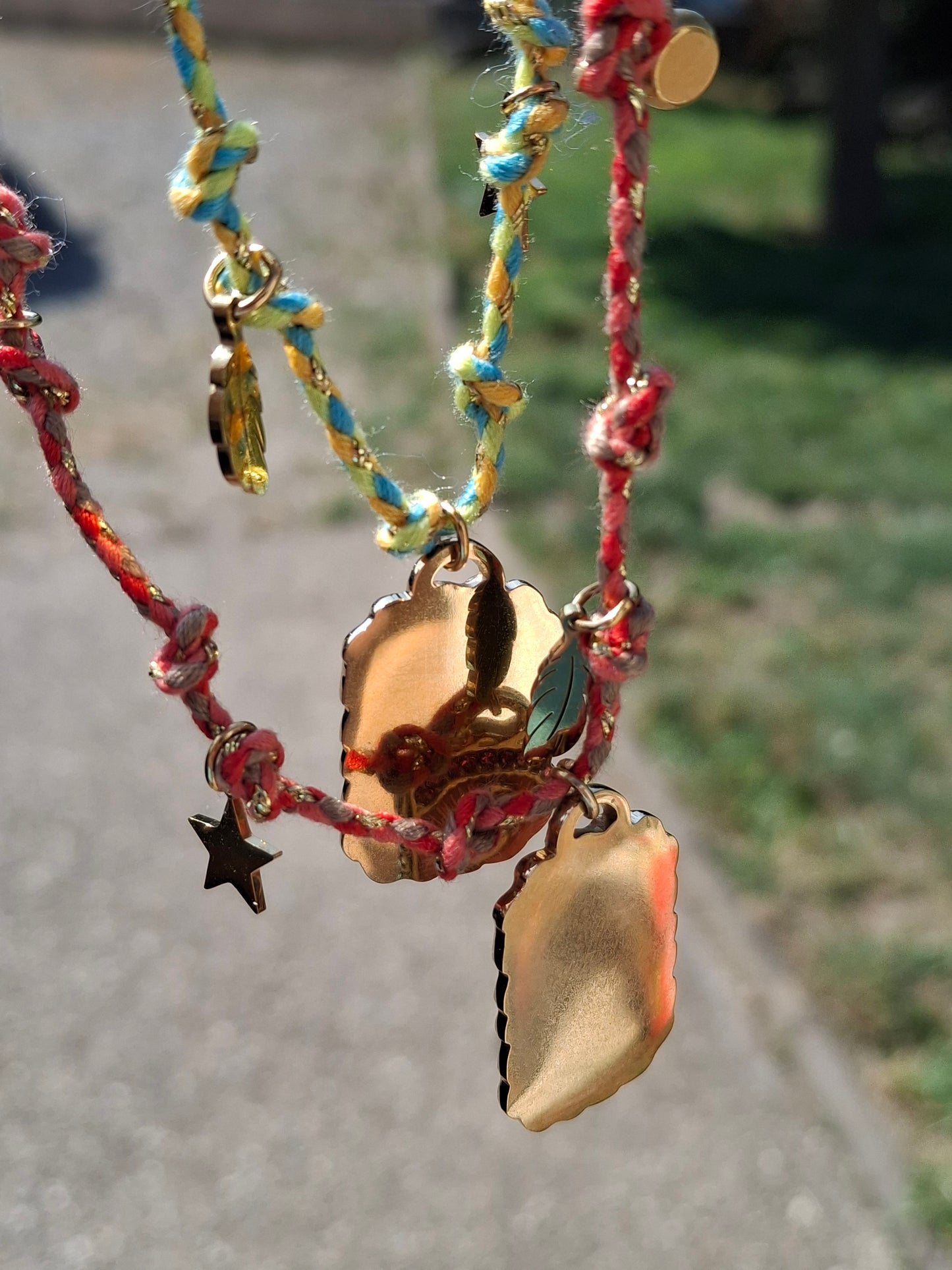 Handgefertigte verstellbare Halskette aus geflochtener Kordel mit Anhängern aus 316er Edelstahl