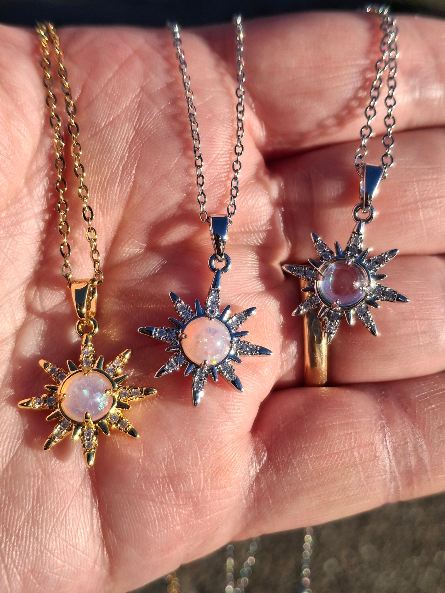 Halskette aus Edelstahl 316 mit Sonnenanhänger aus Edelstahl 316, besetzt mit Zirkonia, verstellbar.