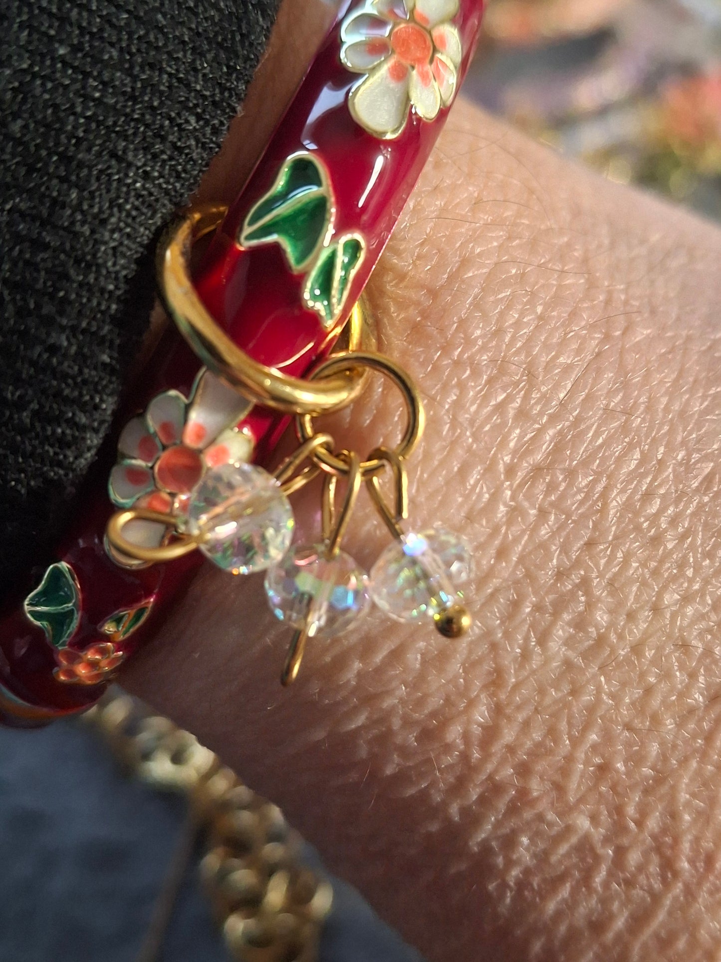 Joli jonc à ressort en email cloisonné motif fleurs et perles