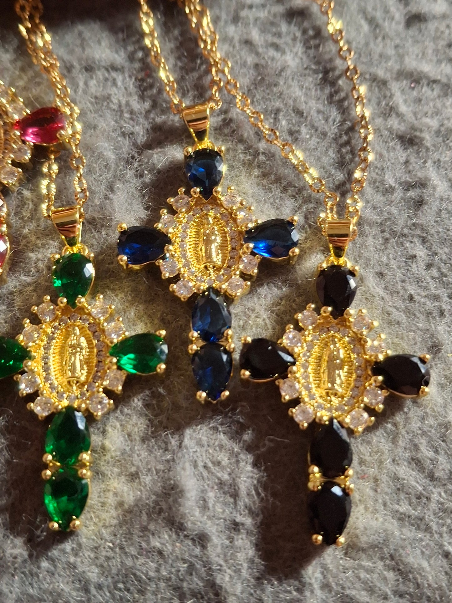 Collier chaîne dorée acier inoxydable stainless steel 316 ,croix baroque madone plaqué or 18K serti zirconium et cristal AAA
