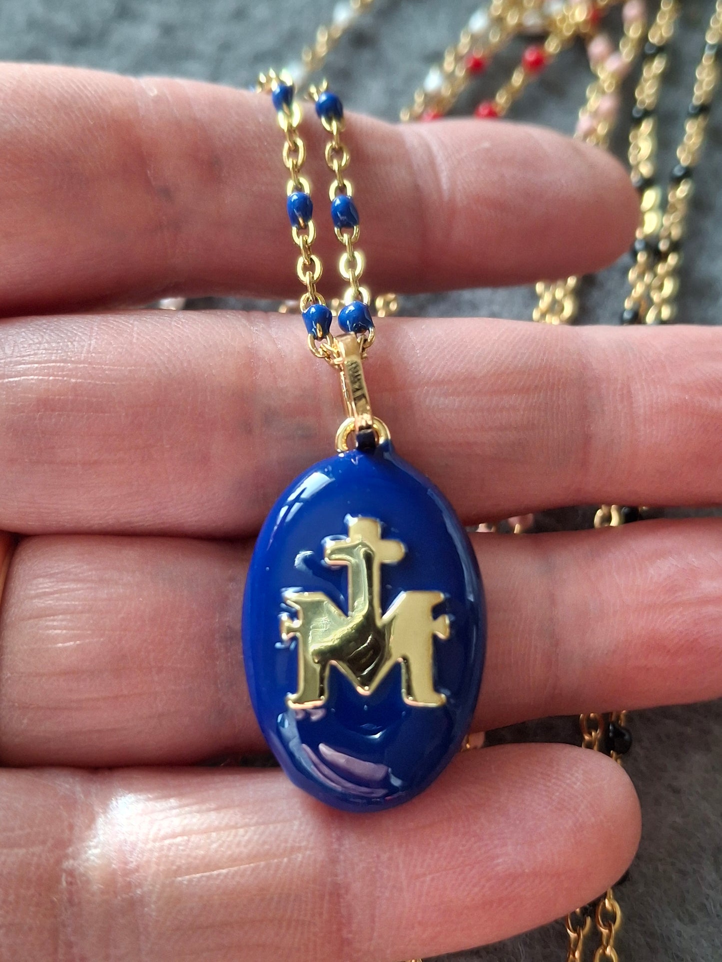 Collier chaîne acier inoxydable stainless steel grande médaille madone en email coloré