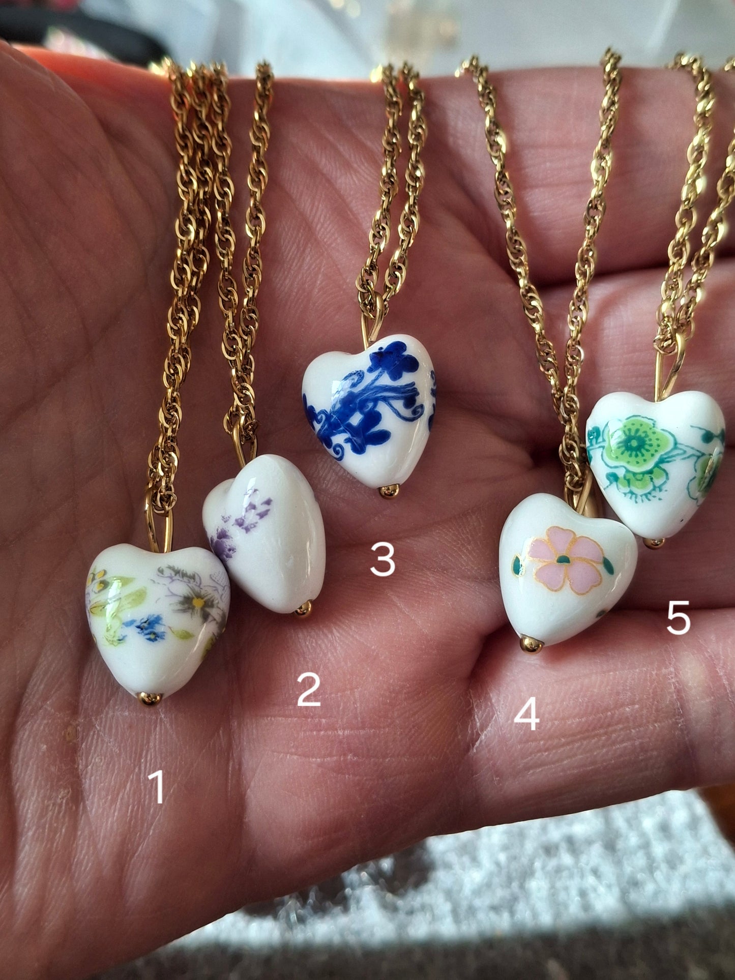 Halskette aus gedrehter Edelstahlkette (316) mit Porzellanherz