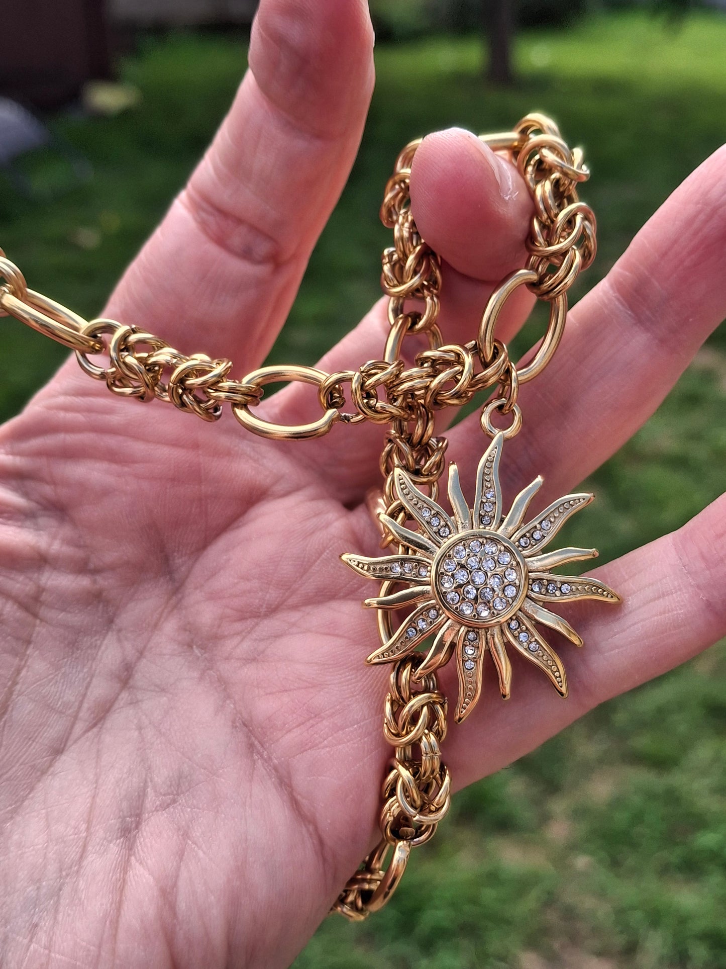 Sehr schöne Halskette mit goldener Edelstahlkette (316er Edelstahl) und großem, poliertem Sonnenanhänger aus 316er Edelstahl mit Zirkonia-Besatz.