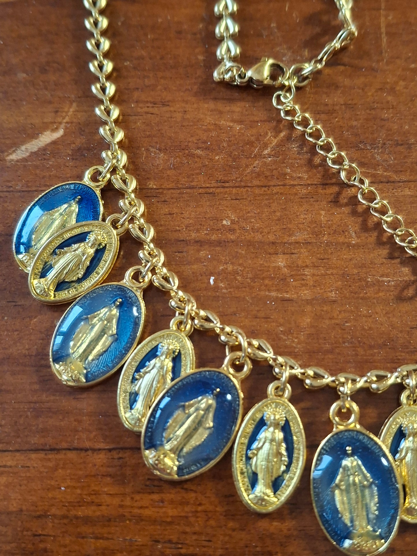 Collier chaîne dorée stainless steel motif cœurs et breloques madone handmade