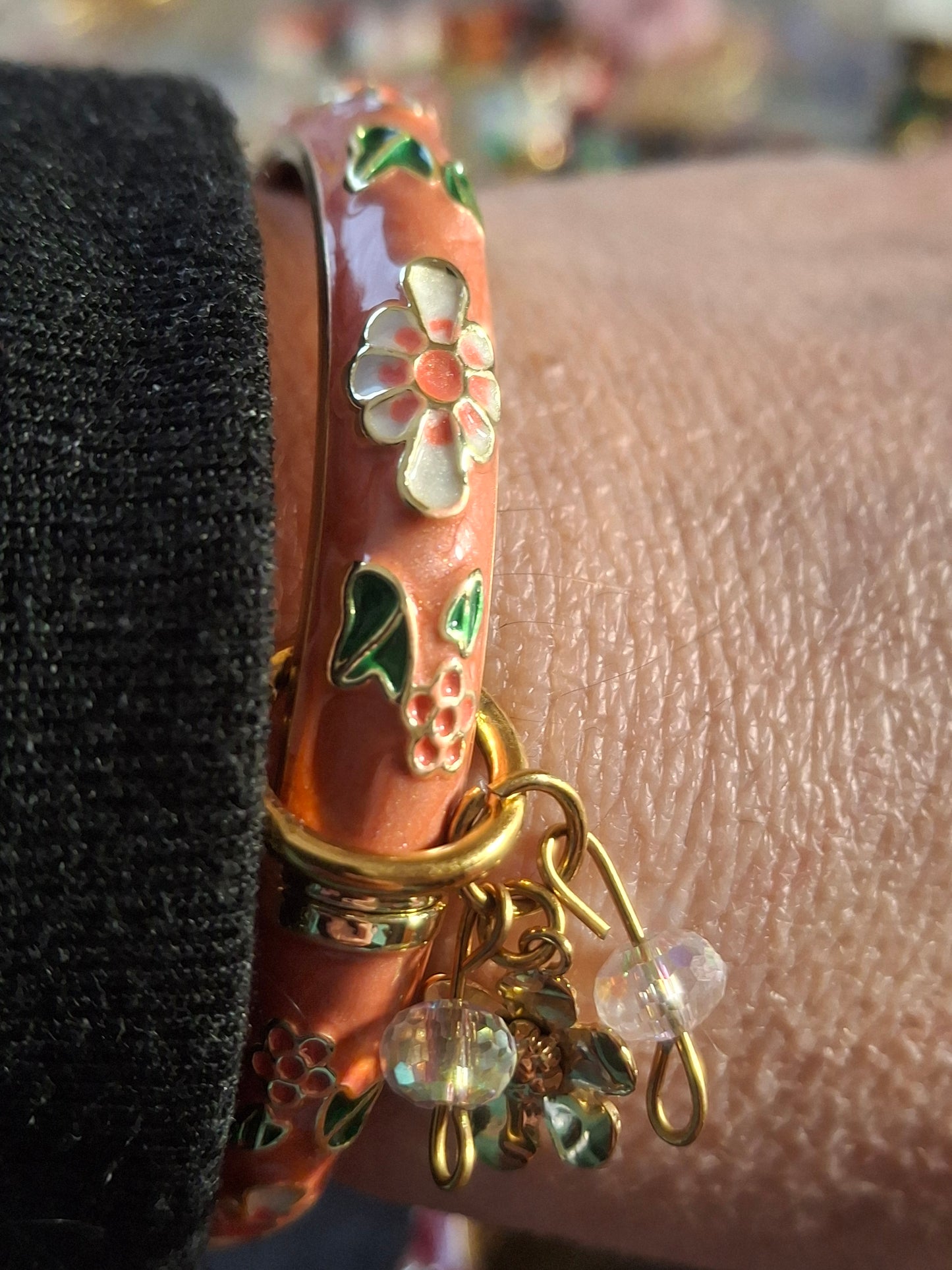 Joli jonc rigide à ressort en email cloisonné et breloques