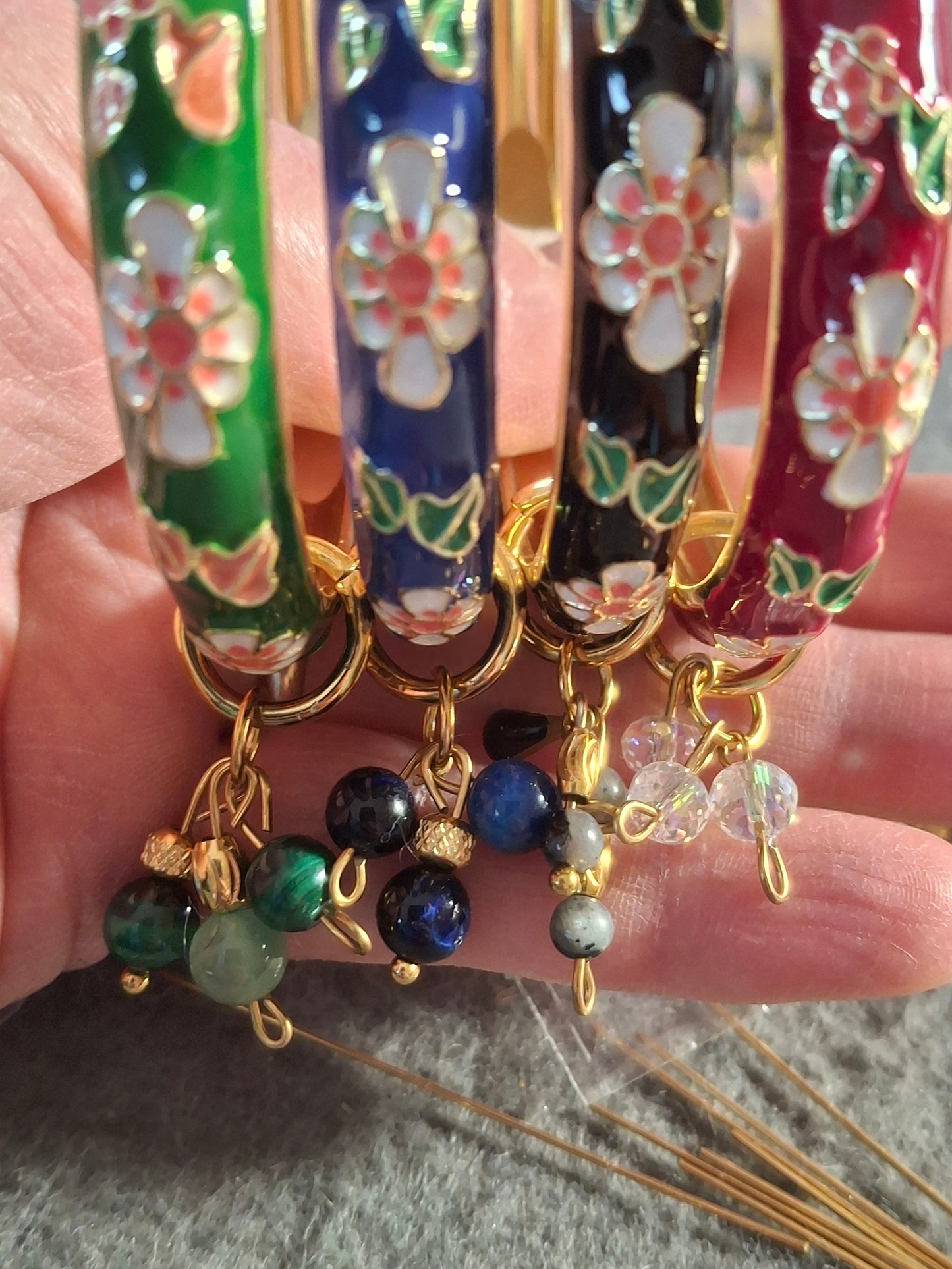 Joli jonc à ressort en email cloisonné motif fleurs et perles