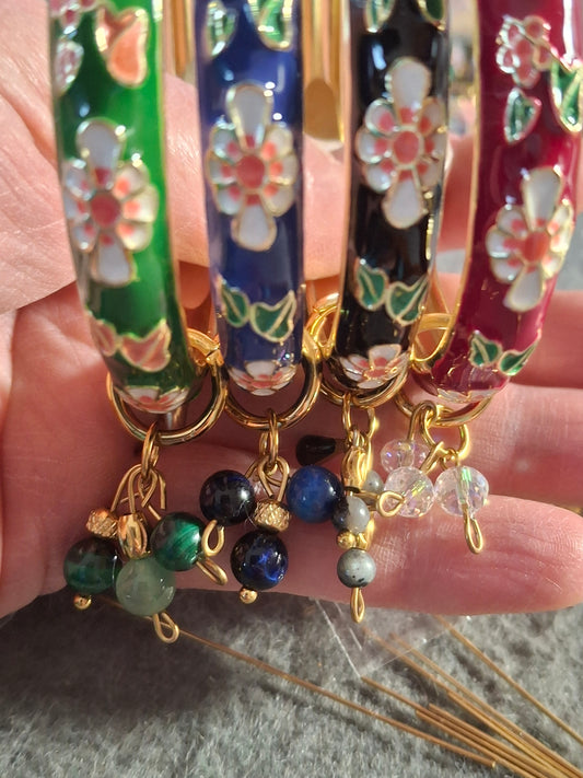 Joli jonc à ressort en email cloisonné motif fleurs et perles