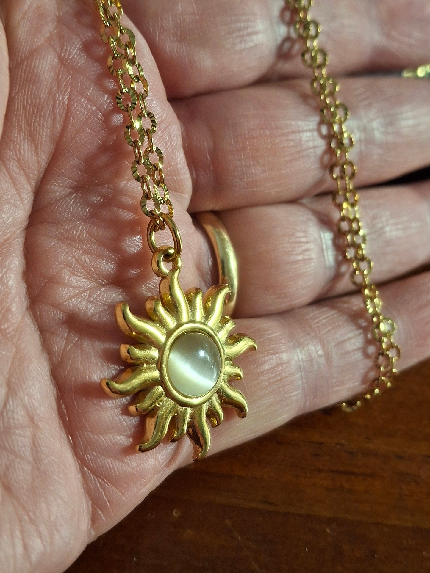 Goldfarbene Halskette aus geriffeltem Edelstahl 316 und poliertem Edelstahl-Sonnenanhänger 316.