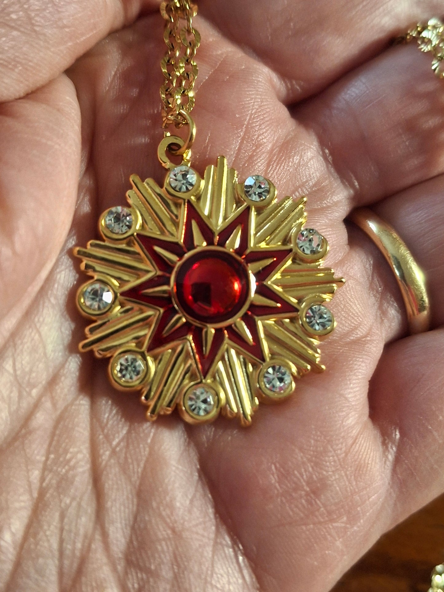 Collier chaîne dorée acier inoxydable stainless steel 316 et pendentif stainless steel 316 poli motif étoile email rouge serti zirconium