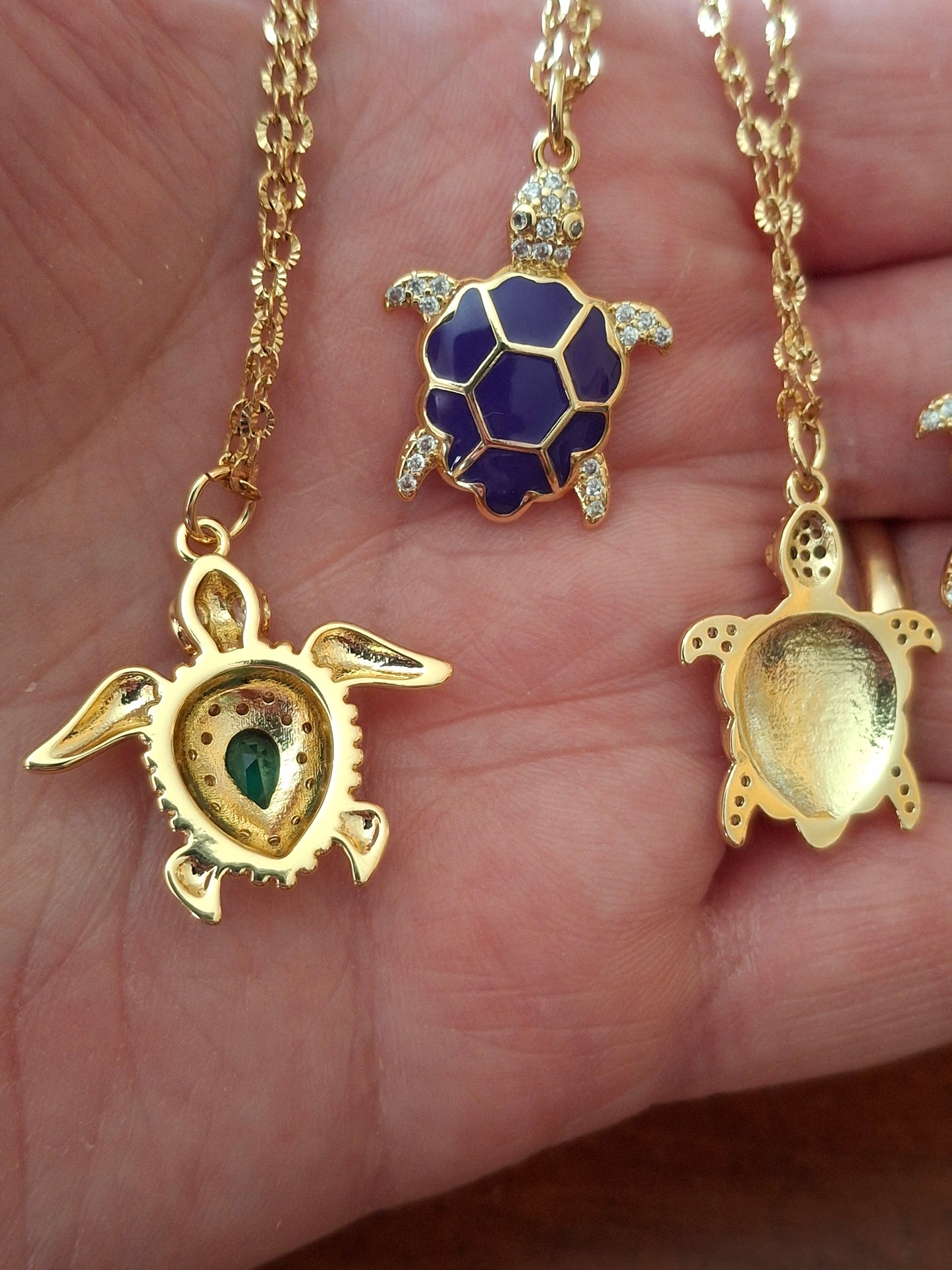 Collier chaîne dorée acier inoxydable Pendentif tortue cuivre plaqué or 18K serti zirconium