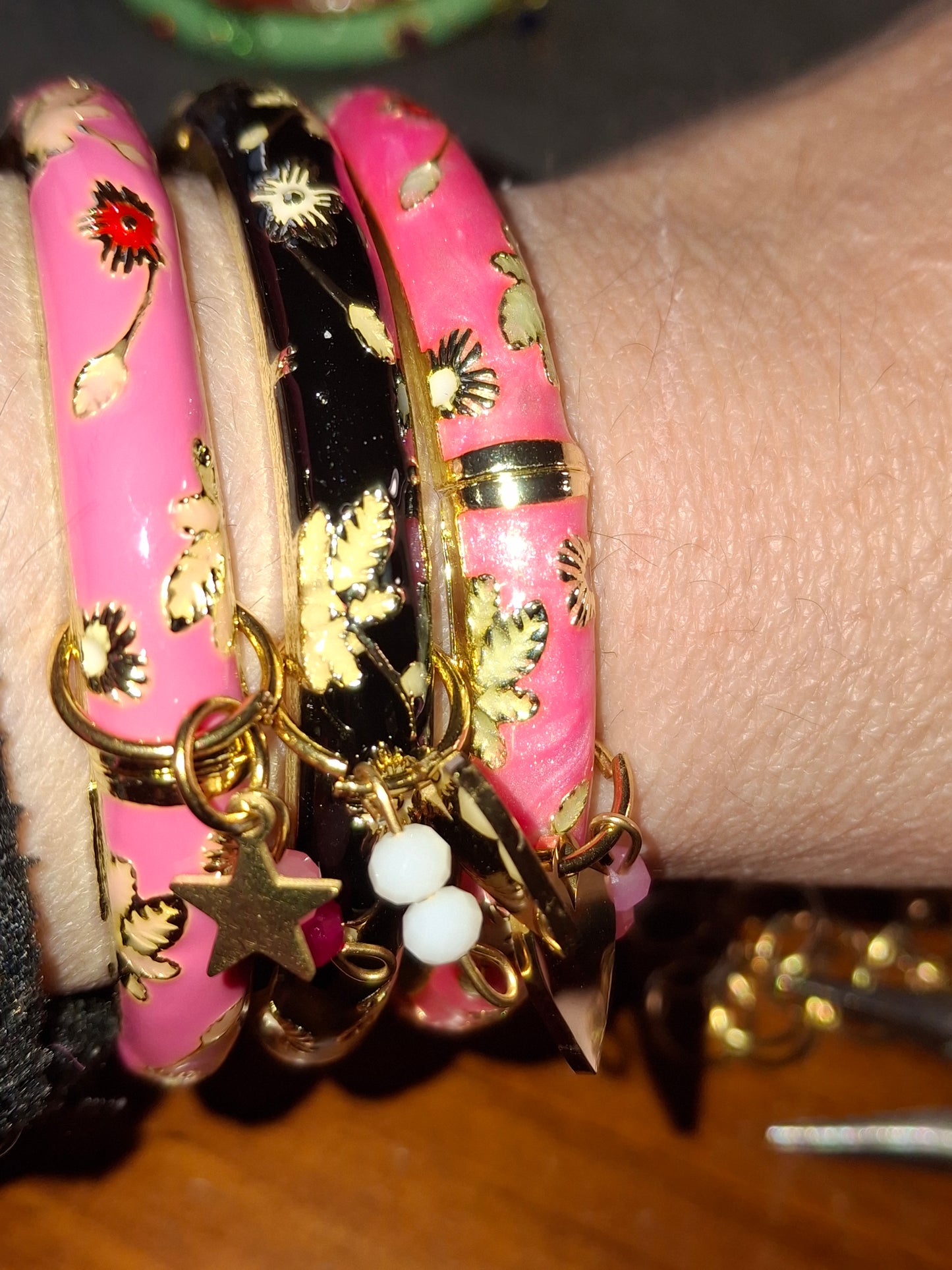 Jonc email cloisonné et breloques