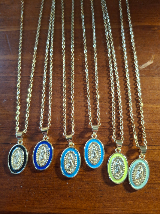 Collier chaîne dorée acier inoxydable stainless steel pendentif madone en laiton doré et email coloré plaqué or 18K