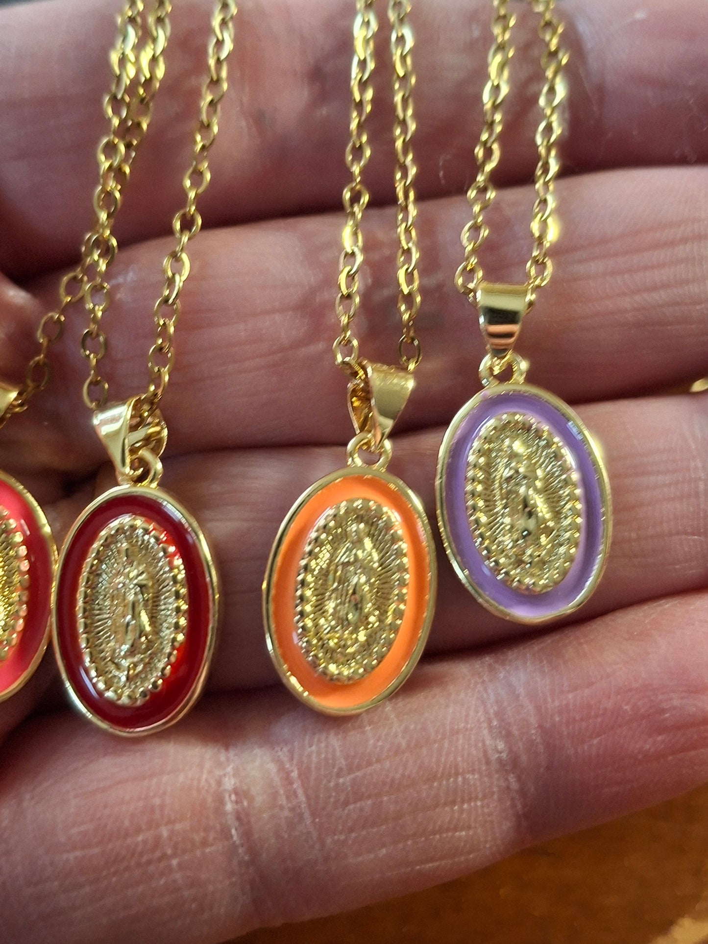 Gold-plated stainless steel chain necklace with Madonna and Miraculous Virgin pendant in brass and colored enamel, plated in 18K gold.