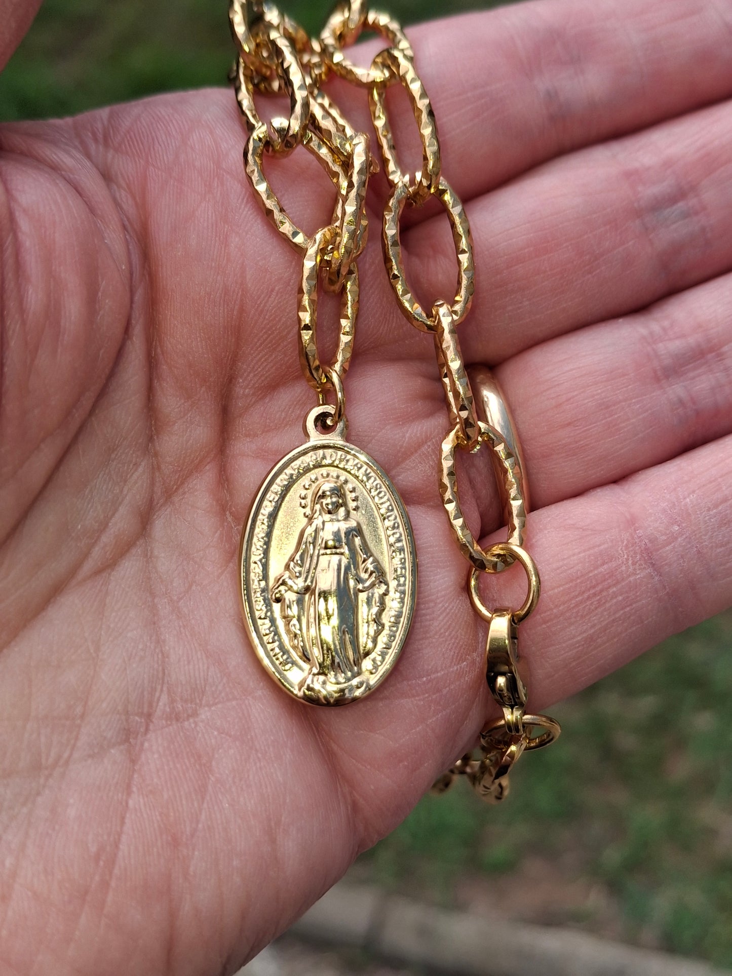 Collier très belle chaîne acier inoxydable stainless steel 316 martelée grand pendentif madone, vierge miraculeuse stainless steel 316 poli ajustable réglable