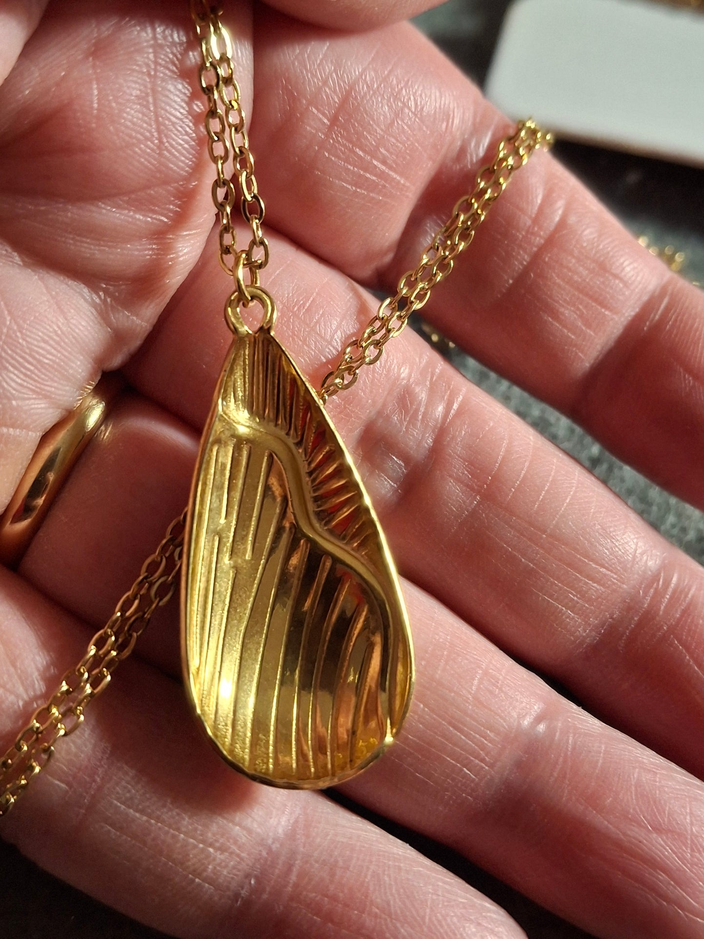 Collier chaîne dorée acier inoxydable stainless steel 316 pendentif goutte motif marguerite