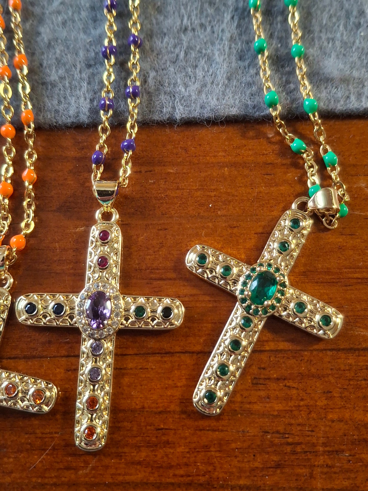 Collier chaîne dorée acier inoxydable stainless steel et pendentif croix bohème plaqué or 18K