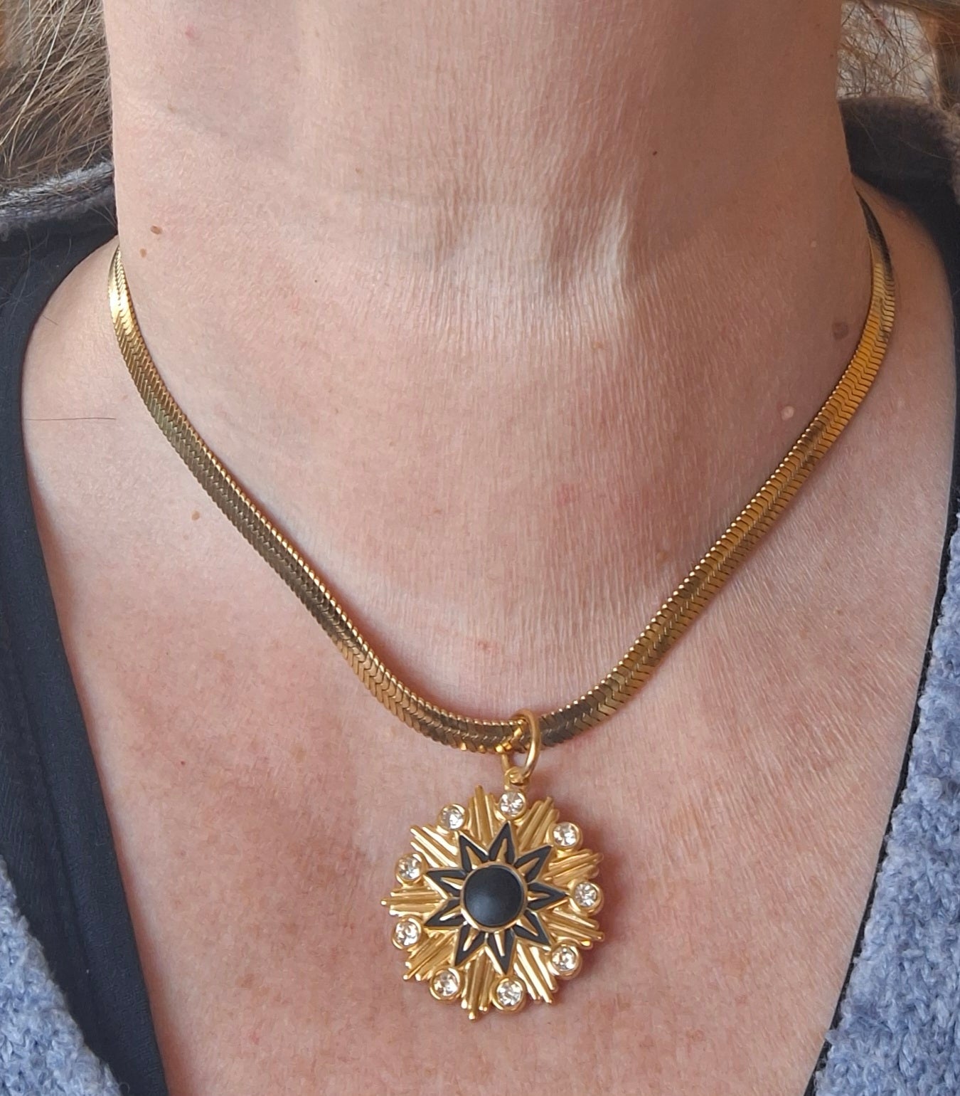 Beautiful necklace with a serpentine chain in 316 stainless steel and a large Polar Star pendant in 316 stainless steel.