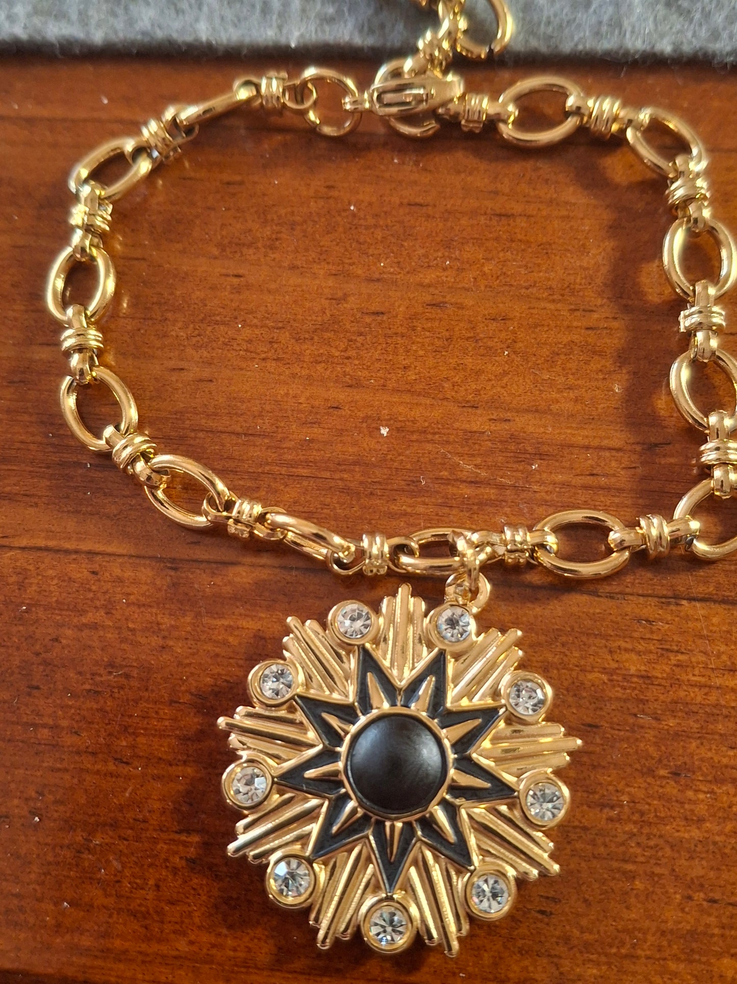 Armband aus Edelstahl 316 mit Kette und einem Polarstern-Medaillon aus Edelstahl 316 und schwarzer Emaille, besetzt mit Zirkonium