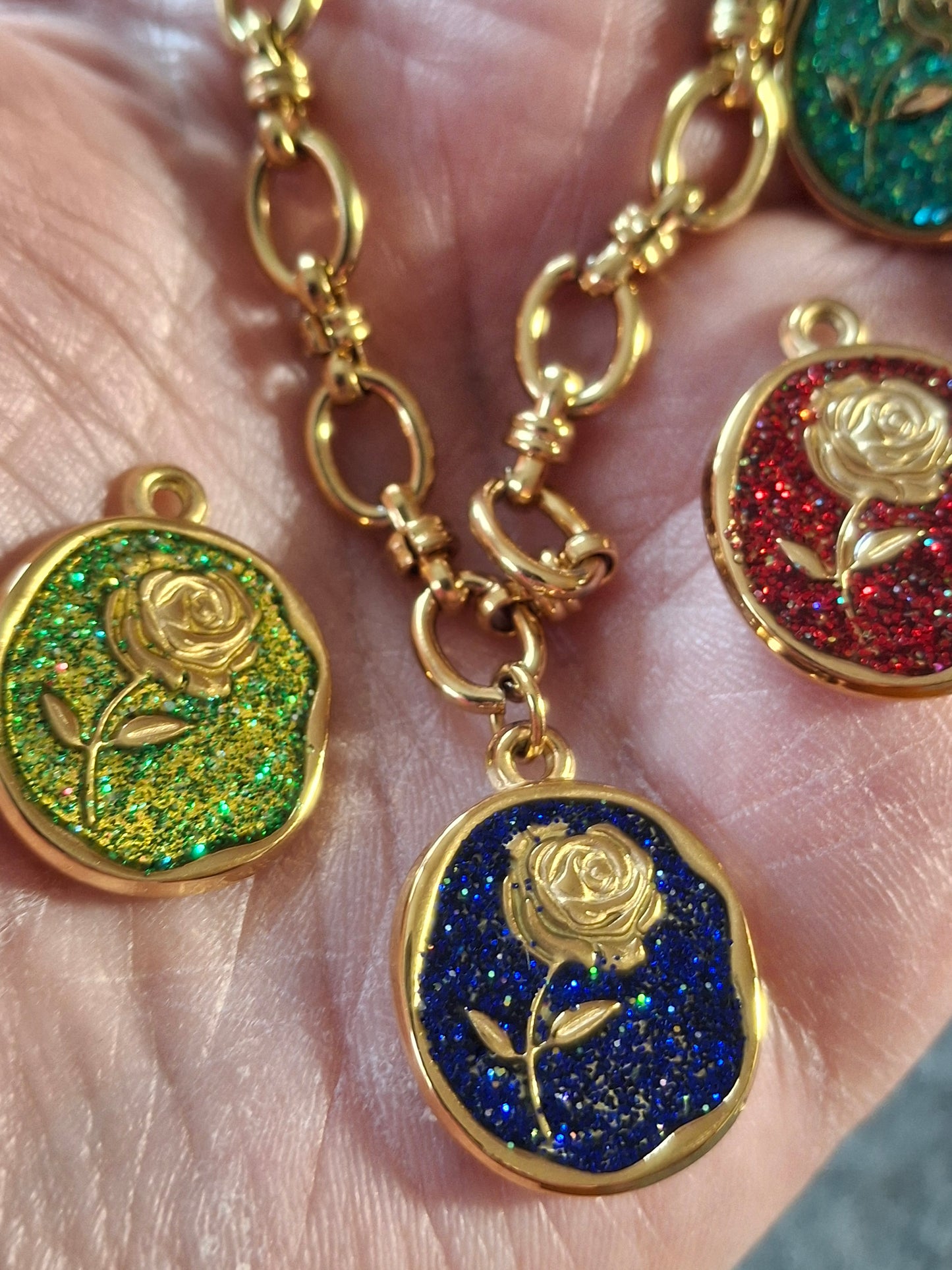 Bracelet chaîne maille gourmette stainless steel 316 ,médaille stainless steel 316 et email coloré motif rose sur mesure