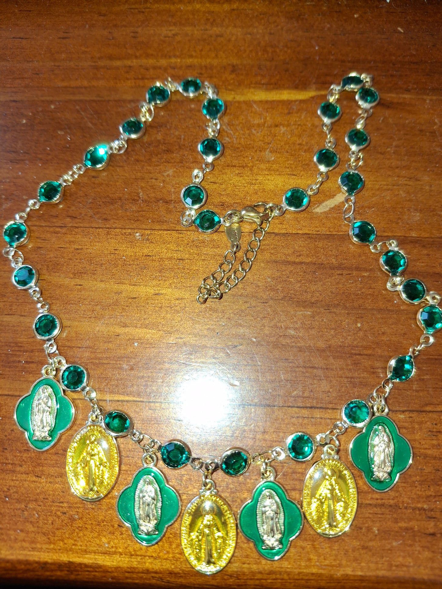 Collier chaîne dorée en cuivre et breloques madone handmade