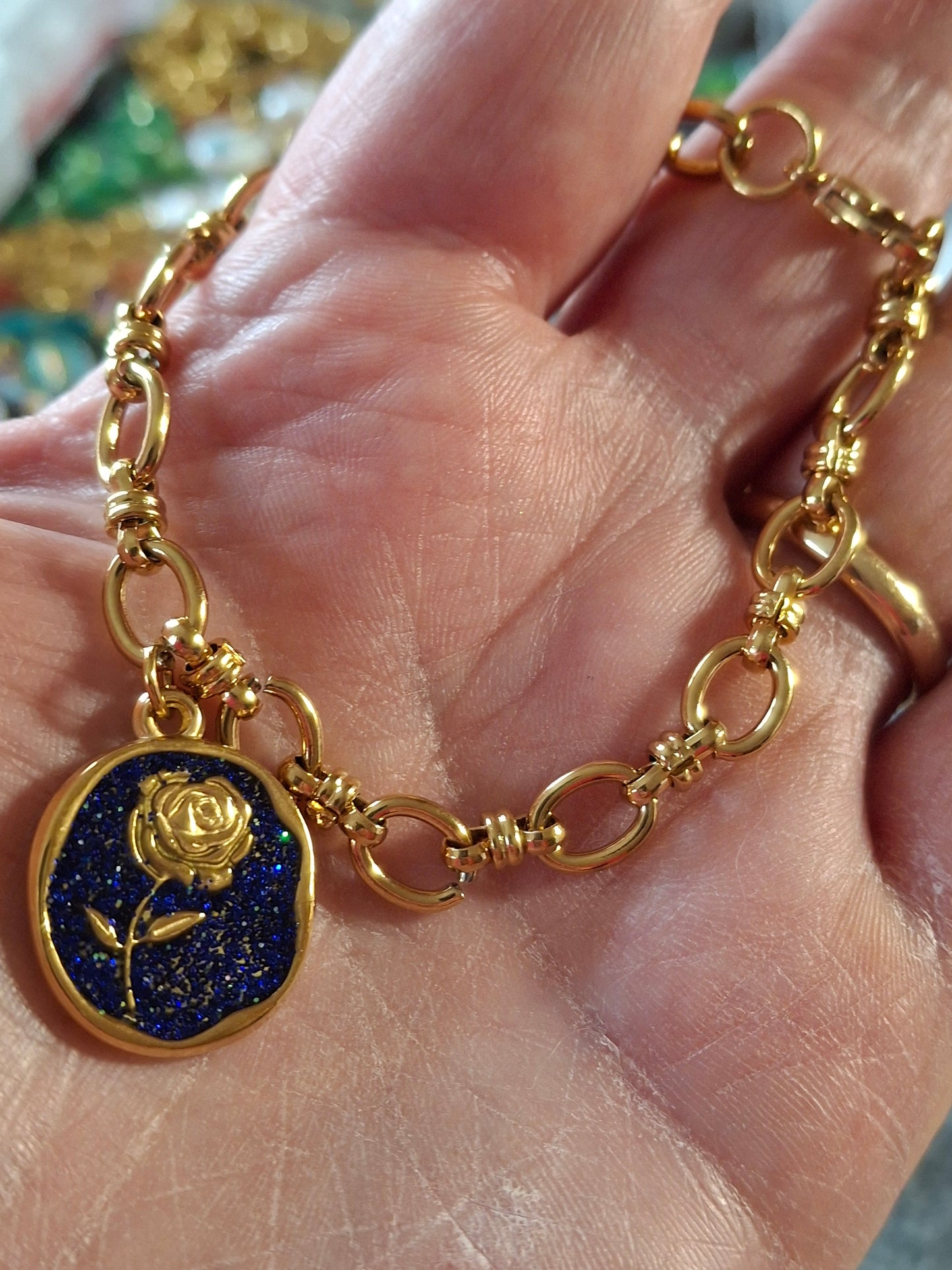 Bracelet chaîne maille gourmette stainless steel 316 ,médaille stainless steel 316 et email coloré motif rose sur mesure