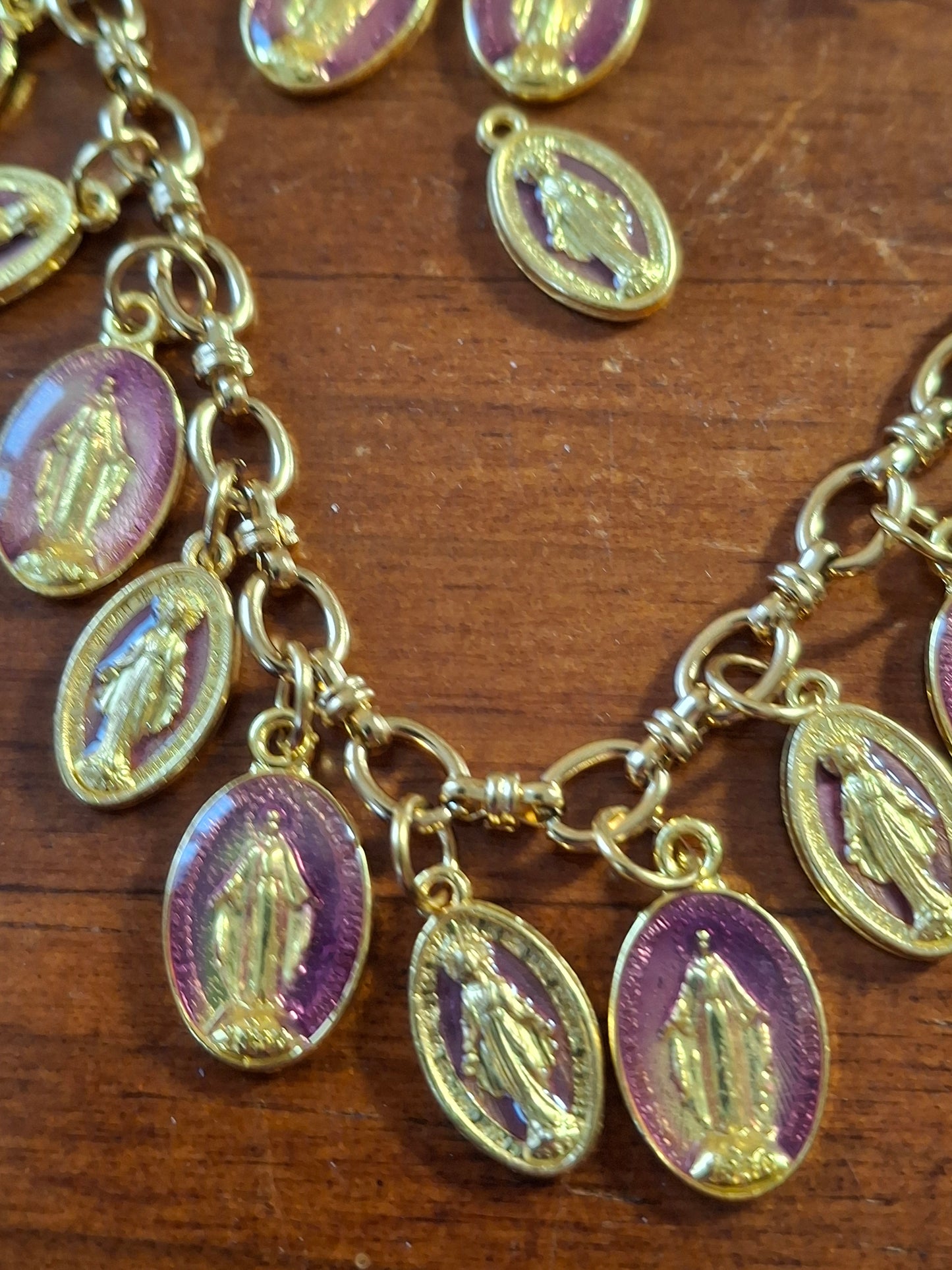 Verstellbare Panzerkette aus Edelstahl 316 mit vergoldeten Madonna-Anhängern aus Kupfer und Messing, handgefertigt