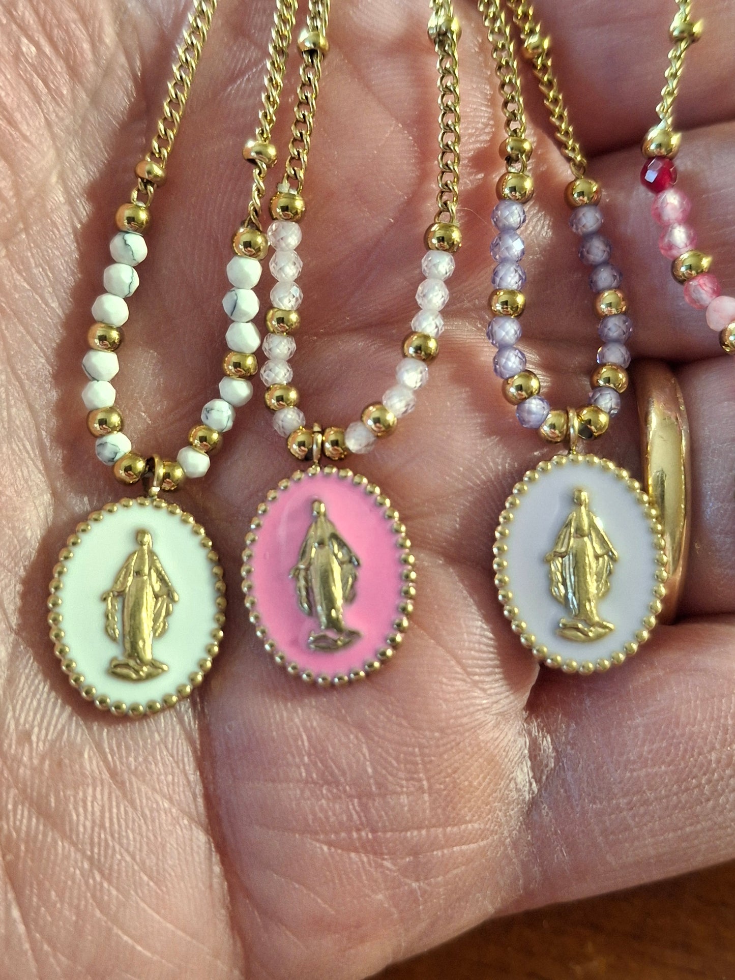 Gold-plated stainless steel 316 chain necklace with pearls and a stainless steel 316 Madonna pendant.