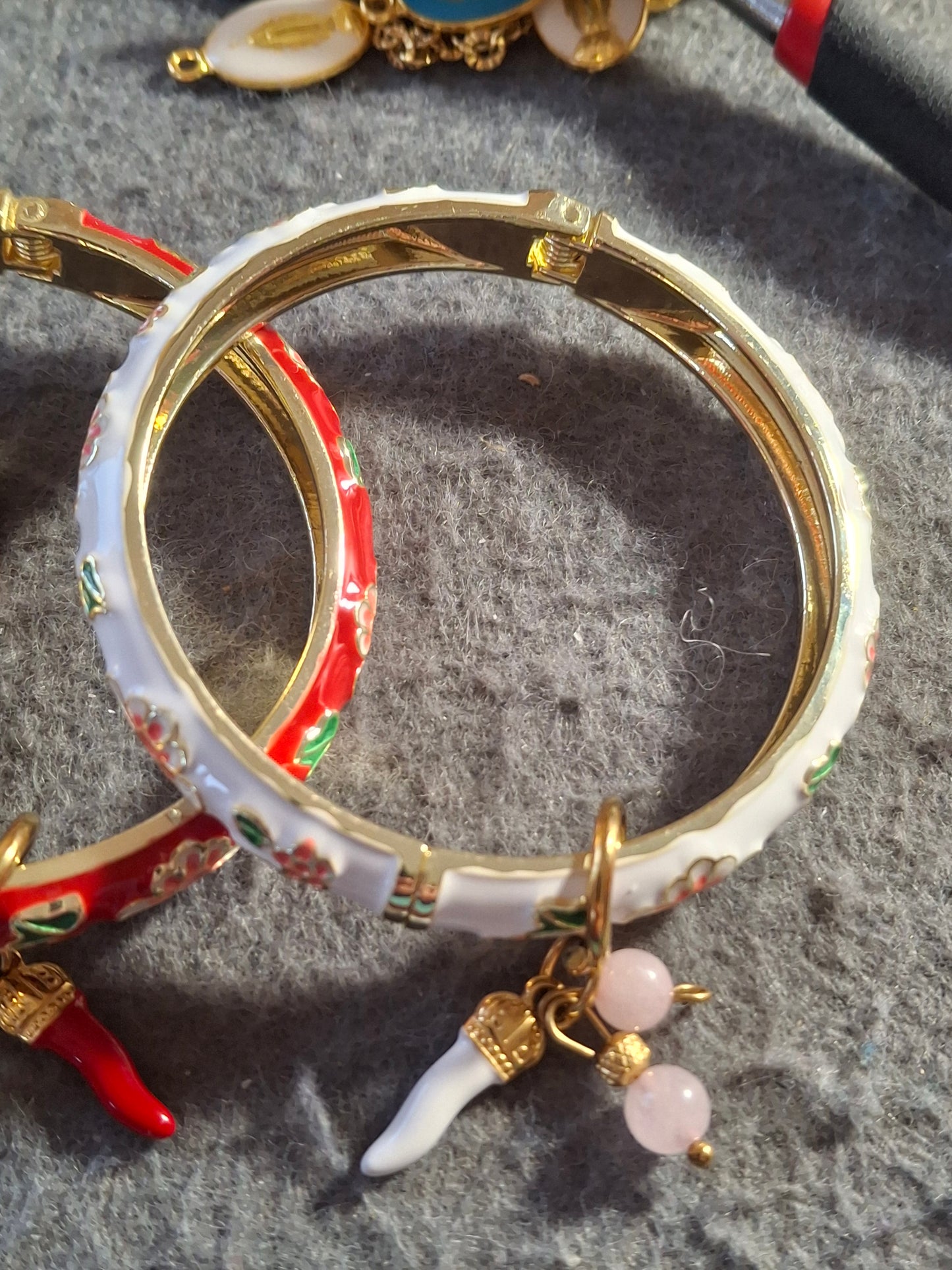 Joli jonc rigide à ressort en email cloisonné et breloques