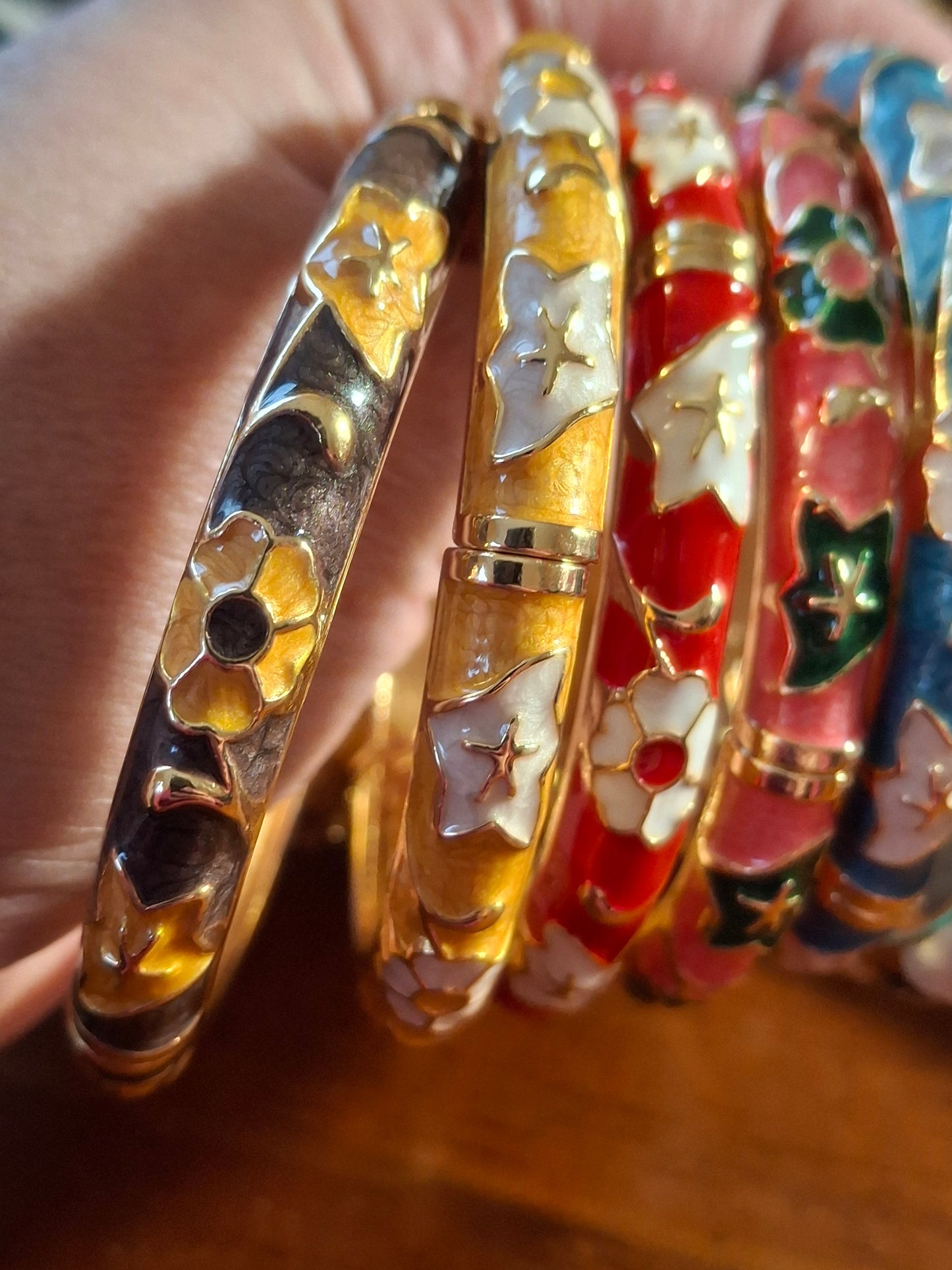 Bracelet jonc rigide email cloisonné et breloques